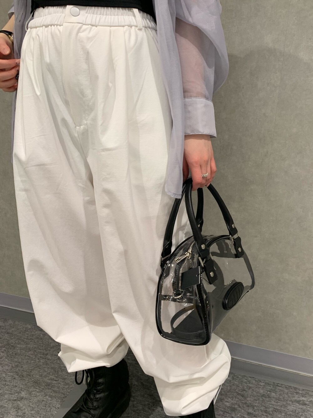 グレー系のシャツ/ブラウス、ブラック系のキャミソール、ホワイト系のその他パンツを着用したレディースの春コーディネートの4枚目の写真