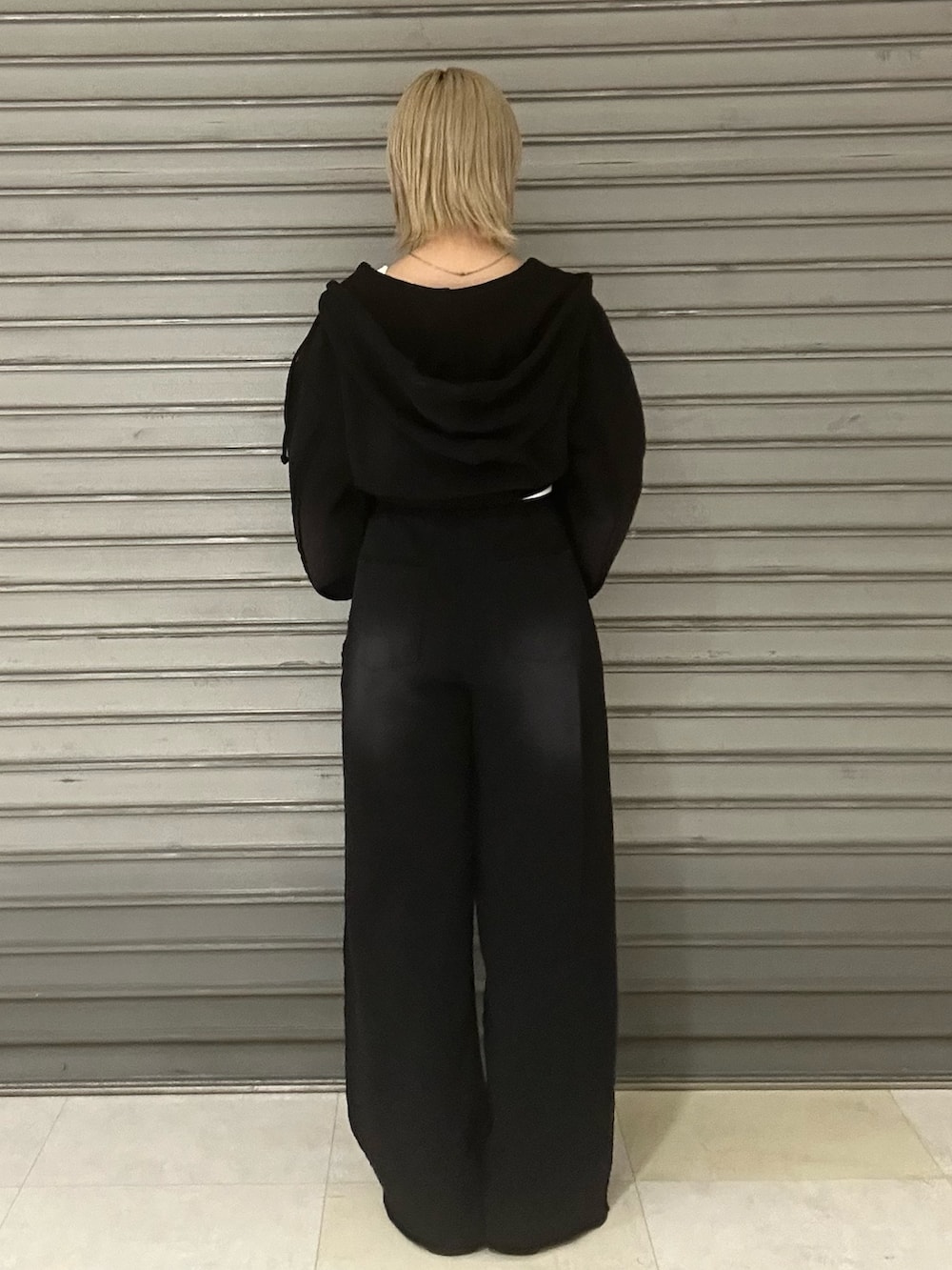 ブラック系のブーツ、ホワイト系のTシャツ/カットソー、ブラック系のパーカーを着用したレディースの秋コーディネートの3枚目の写真