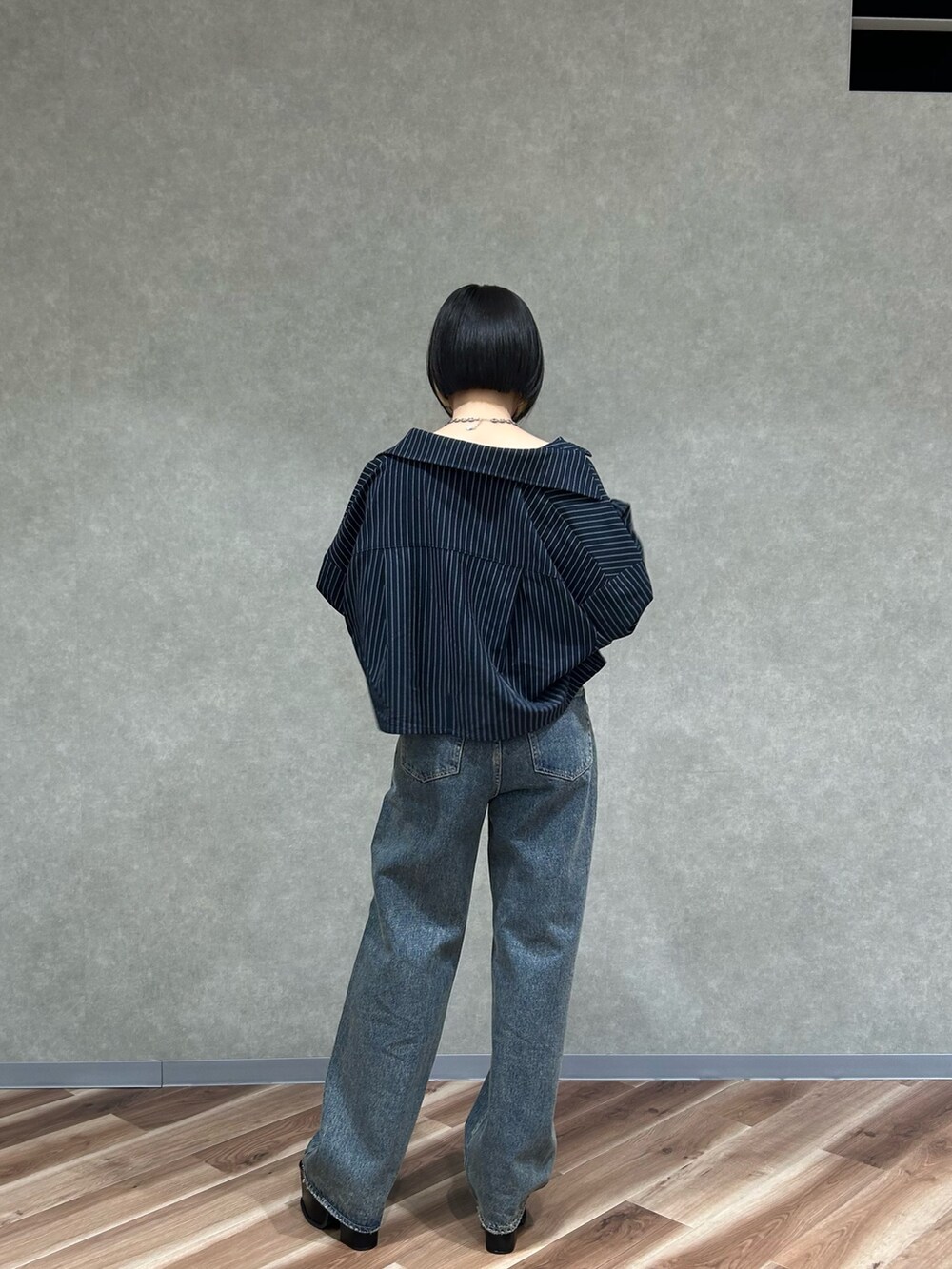 その他のシャツ/ブラウス、ブルー系のデニムパンツ、ブラック系のサンダルを着用したレディースの夏コーディネートの5枚目の写真