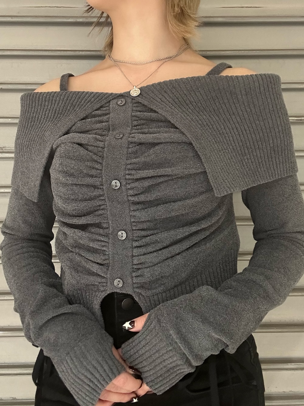 ブラック系のブーツ、グレー系のニット/セーター、ブラック系のデニムパンツを着用したレディースの秋コーディネートの4枚目の写真