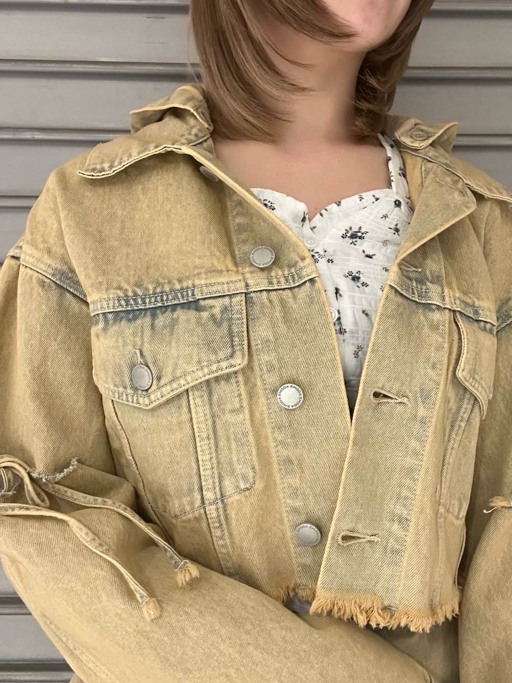 ブラック系のブーツ、ホワイト系のTシャツ/カットソー、ベージュ系のデニムジャケットを着用したレディースの春コーディネートの5枚目の写真