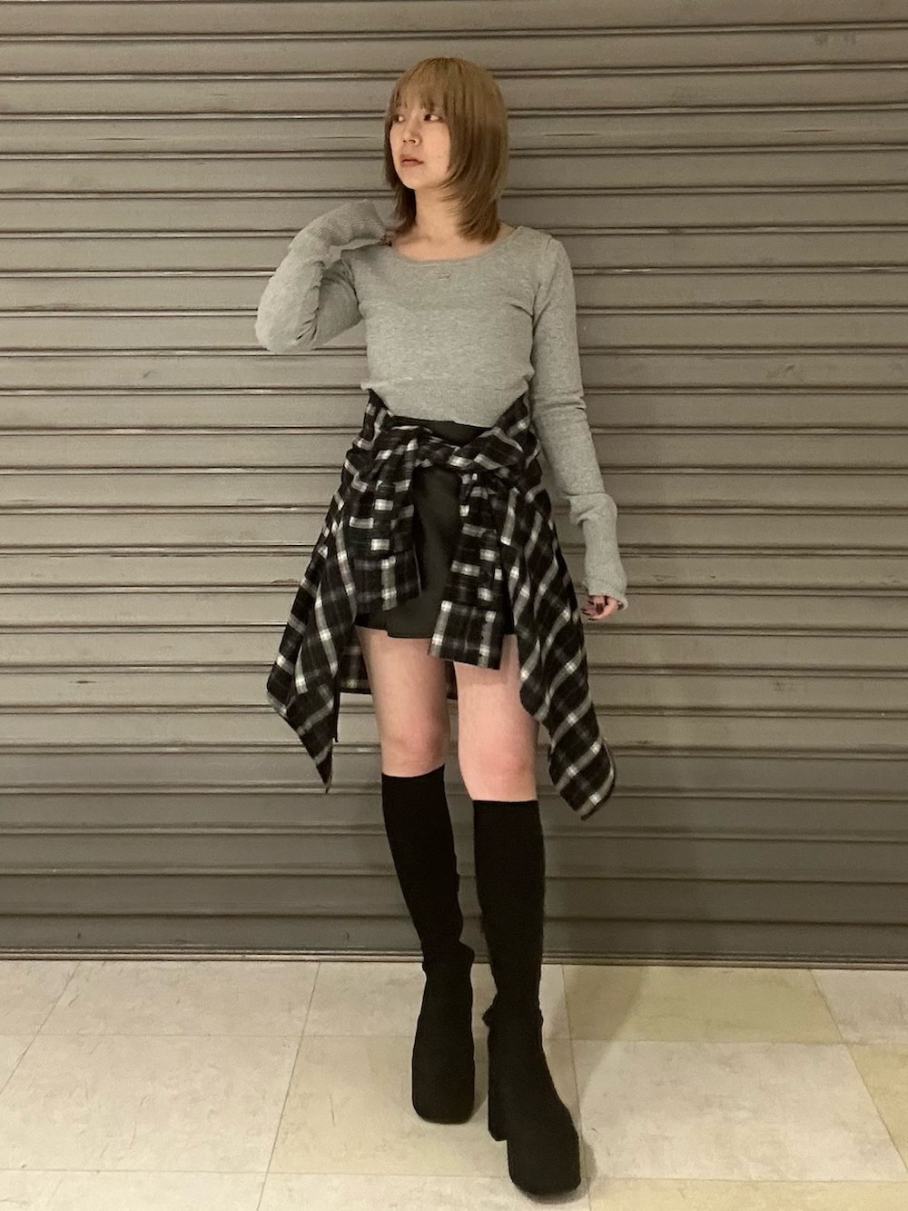 ブラック系のシャツ/ブラウス、グレー系のニット/セーター、ブラック系のその他パンツを着用したレディースの冬コーディネートの2枚目の写真