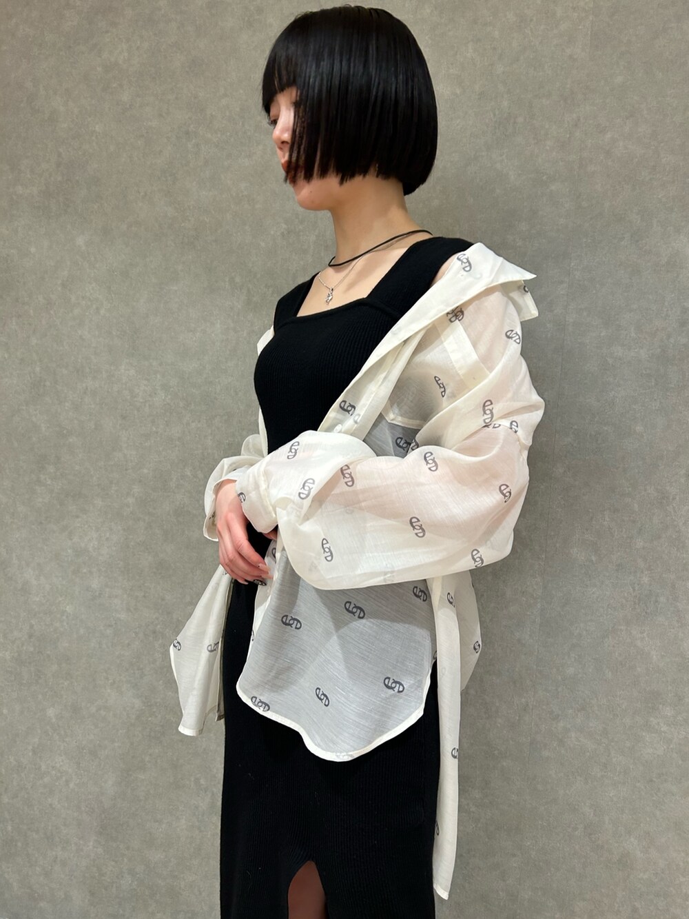 ホワイト系のシャツ/ブラウス、ブラック系のワンピース、ブラック系のサンダルを着用したレディースの春コーディネートの3枚目の写真