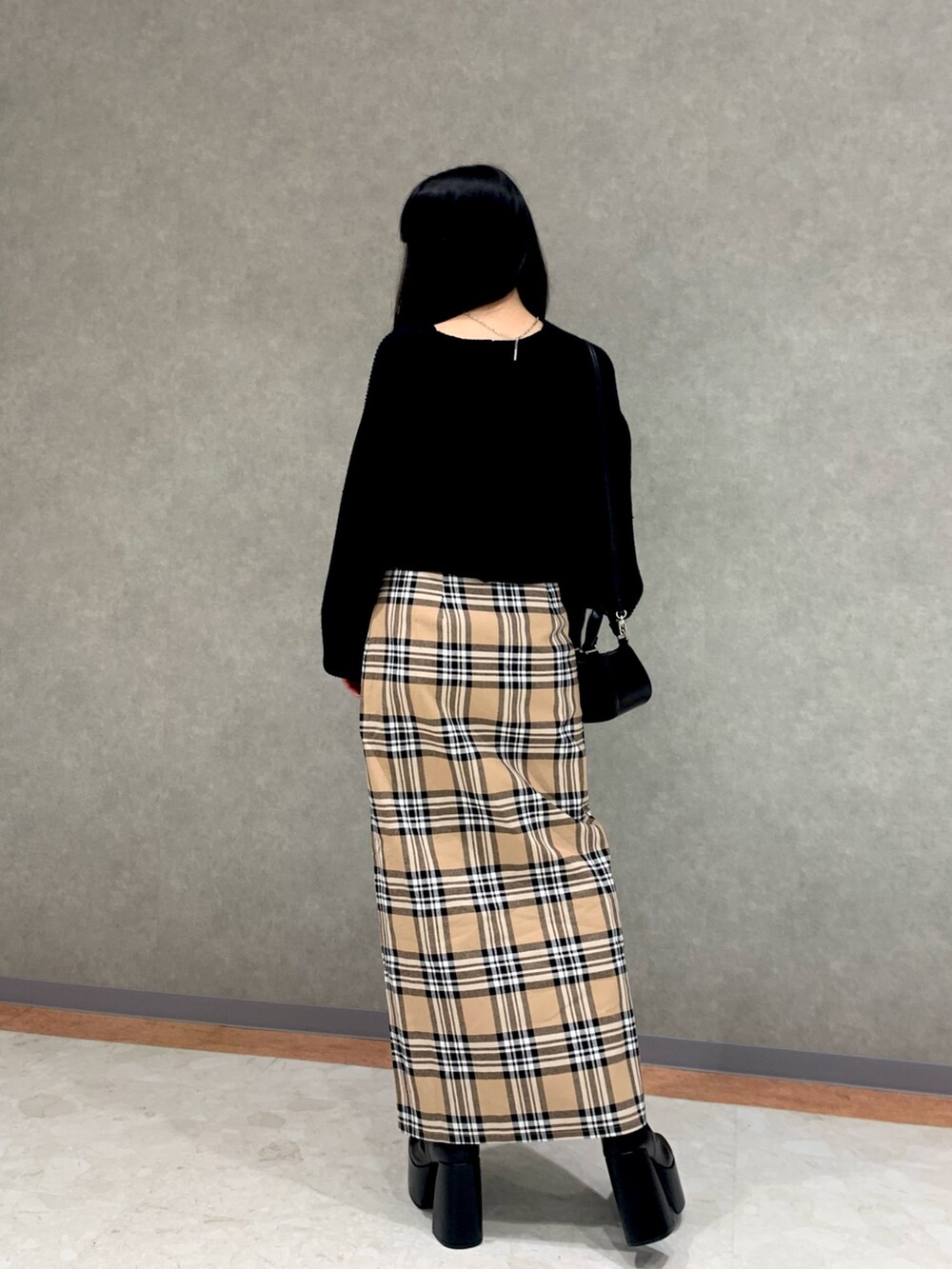 その他のスカート、ブラック系のニット/セーター、ブラック系のハンドバッグを着用したレディースの冬コーディネートの5枚目の写真