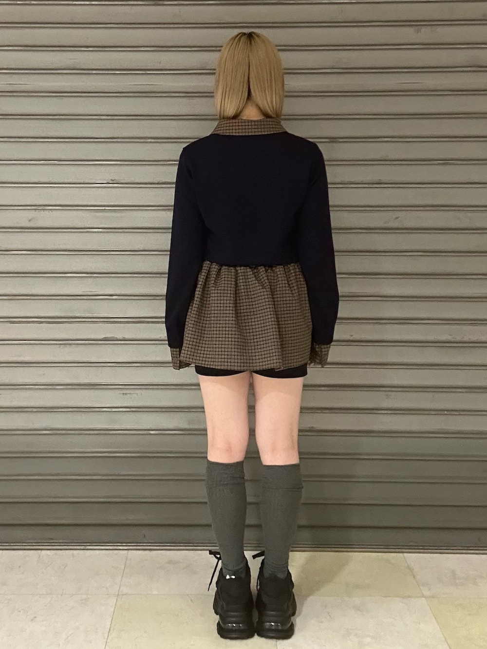 ブラック系のスニーカー、ブルー系のシャツ/ブラウス、ブルー系のスカートを着用したレディースの冬コーディネートの3枚目の写真