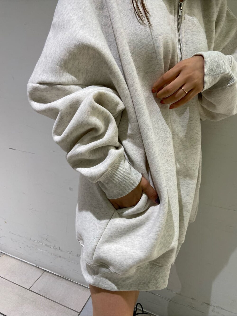 ブラック系のブーツ、グリーン系のショルダーバッグ、ホワイト系のスウェットを着用したレディースの夏コーディネートの7枚目の写真