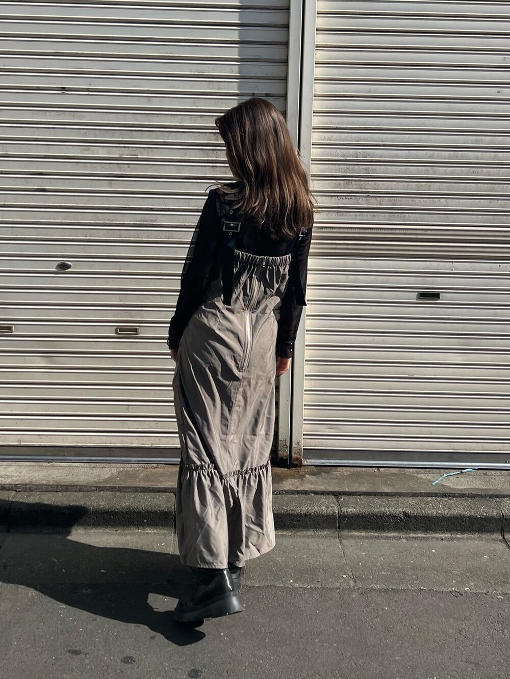 ブラック系のブーツ、グレー系のワンピース、ブラック系のTシャツ/カットソーを着用したレディースの冬コーディネートの4枚目の写真