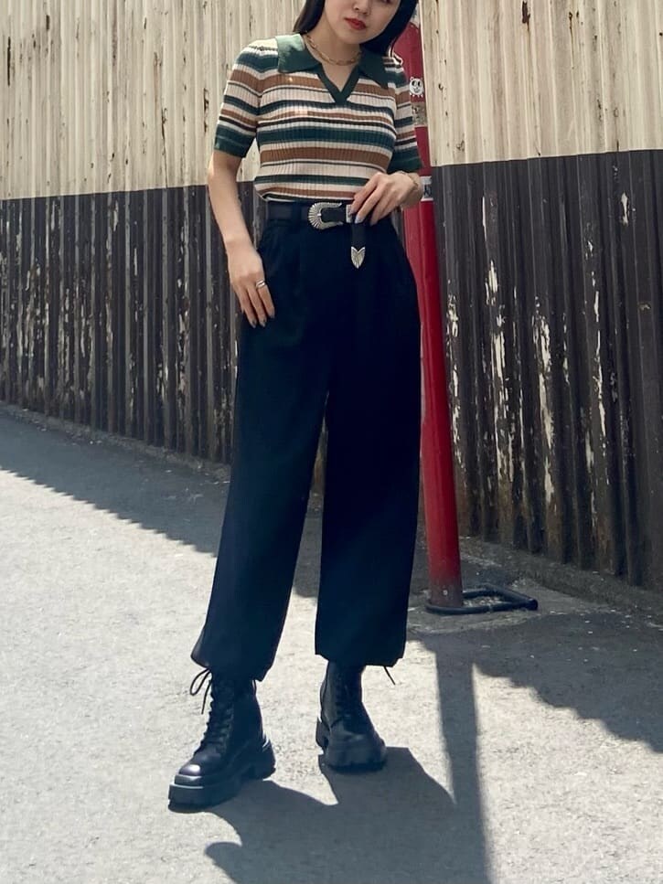 ブラック系のブーツ、グリーン系のニット/セーター、ブラック系のその他パンツを着用したレディースの春コーディネートの3枚目の写真