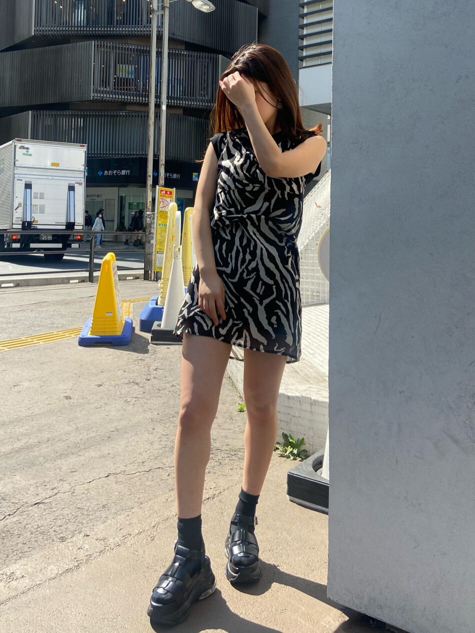 ベージュ系のテーラードジャケット、ブラック系のワンピース、ブラック系のサンダルを着用したレディースの春コーディネートの3枚目の写真