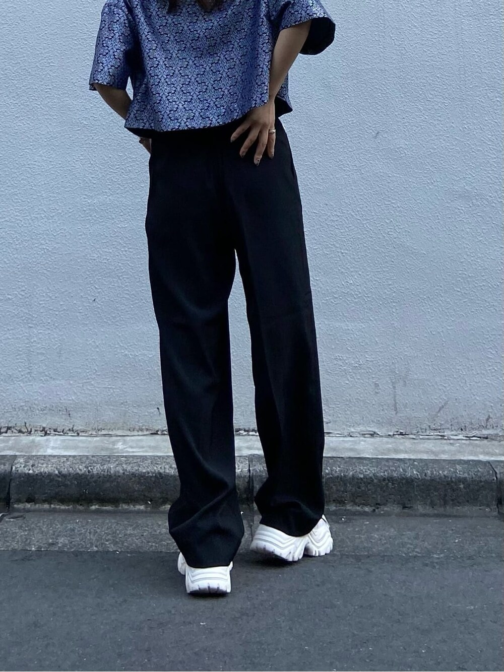 ブラック系のスラックス、ブラック系のタンクトップ、ブラック系のシャツ/ブラウスを着用したレディースの春コーディネートの4枚目の写真