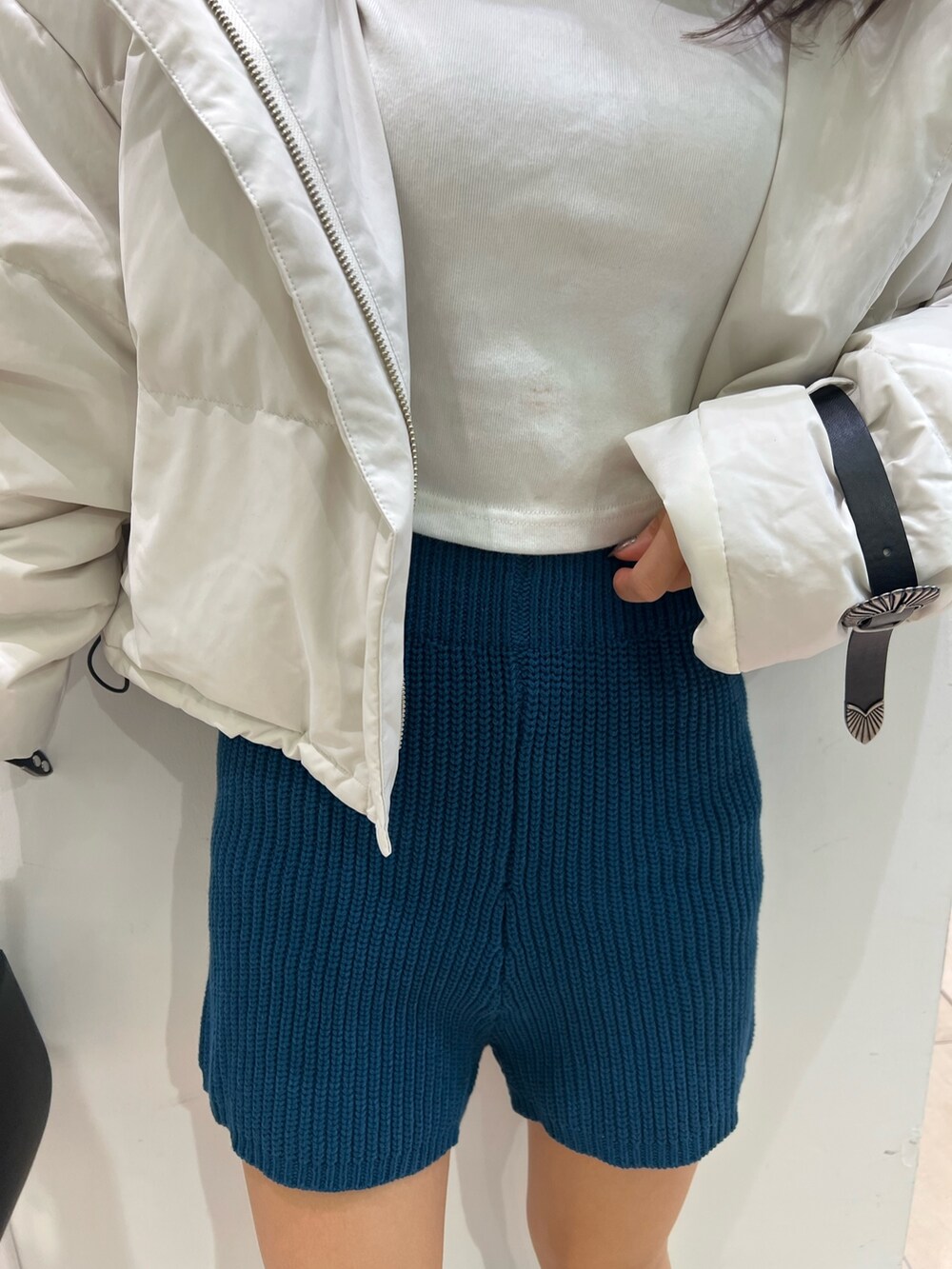 ブルー系のその他パンツ、ホワイト系のTシャツ/カットソー、ホワイト系のダウンジャケット/コートを着用したレディースの秋コーディネートの7枚目の写真