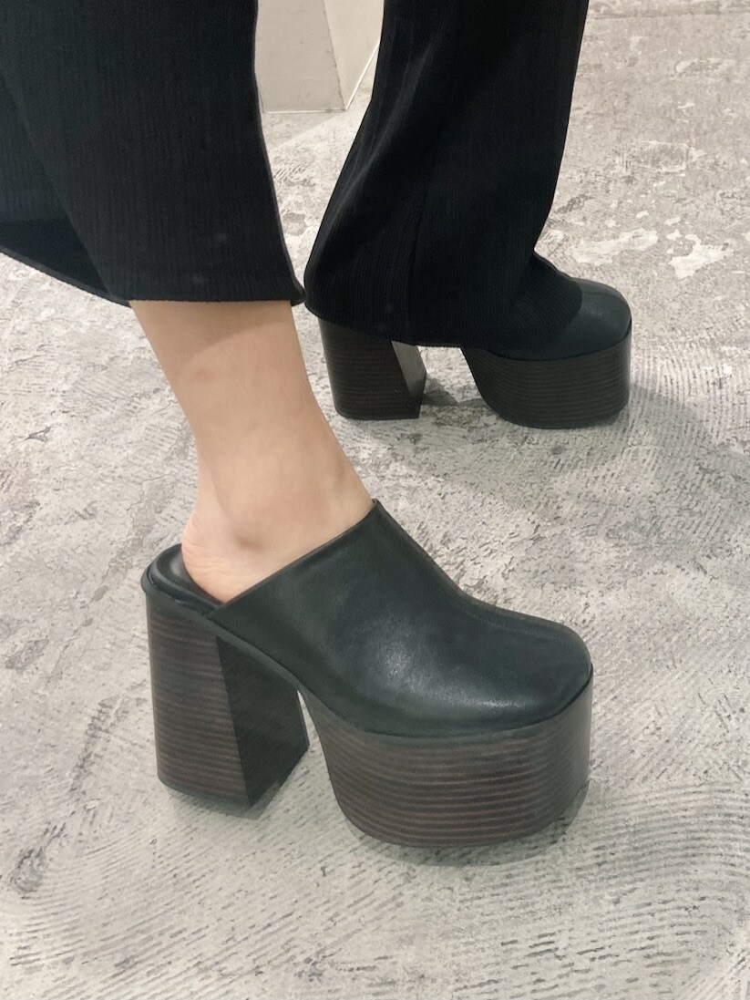 ブラック系のその他パンツ、ブラック系のサンダル、グリーン系のスウェットを着用したレディースの冬コーディネートの3枚目の写真