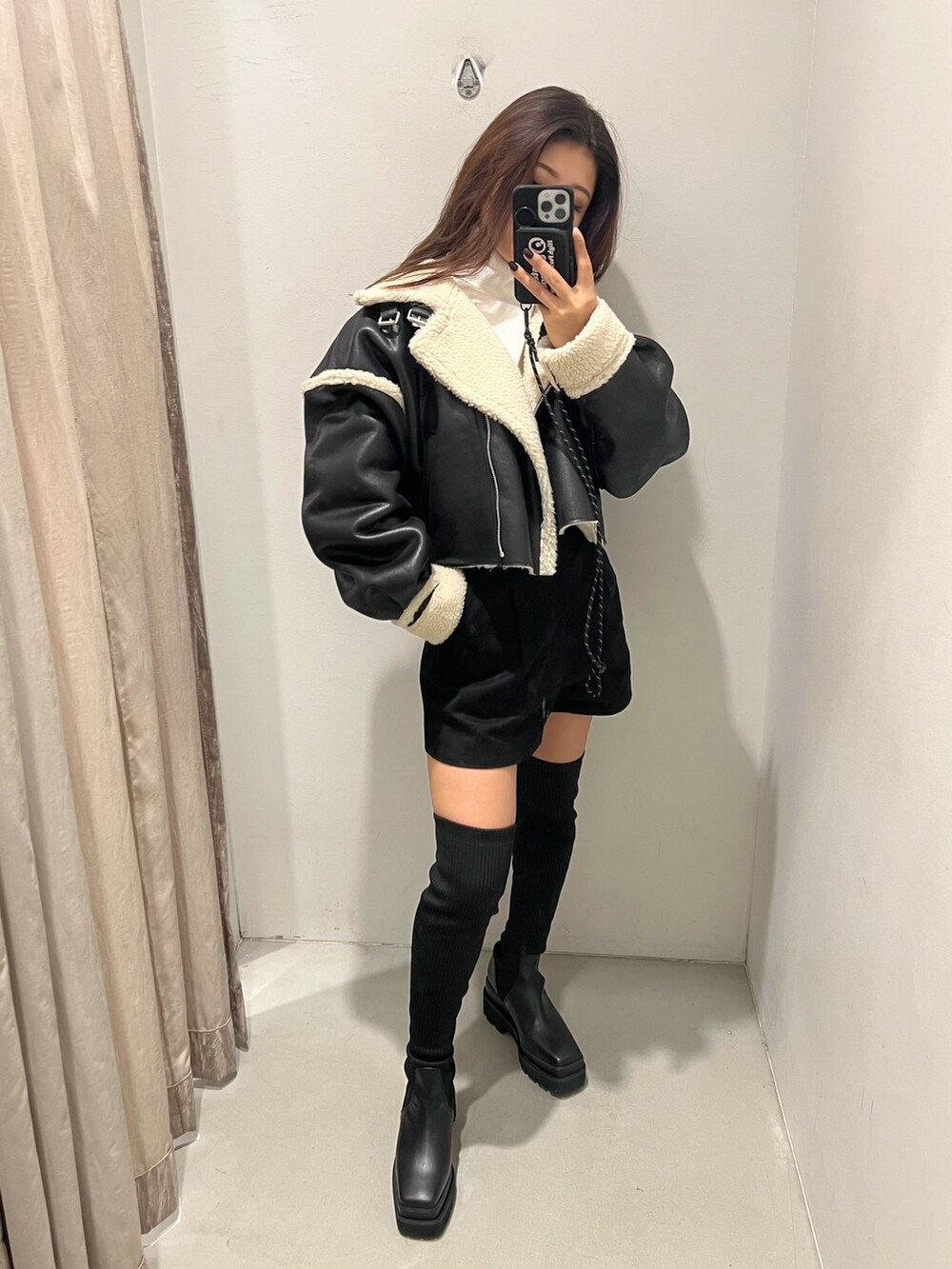 ブラック系のブルゾン、ブラック系のブーツ、ブラック系のその他パンツを着用したレディースの秋コーディネートの2枚目の写真