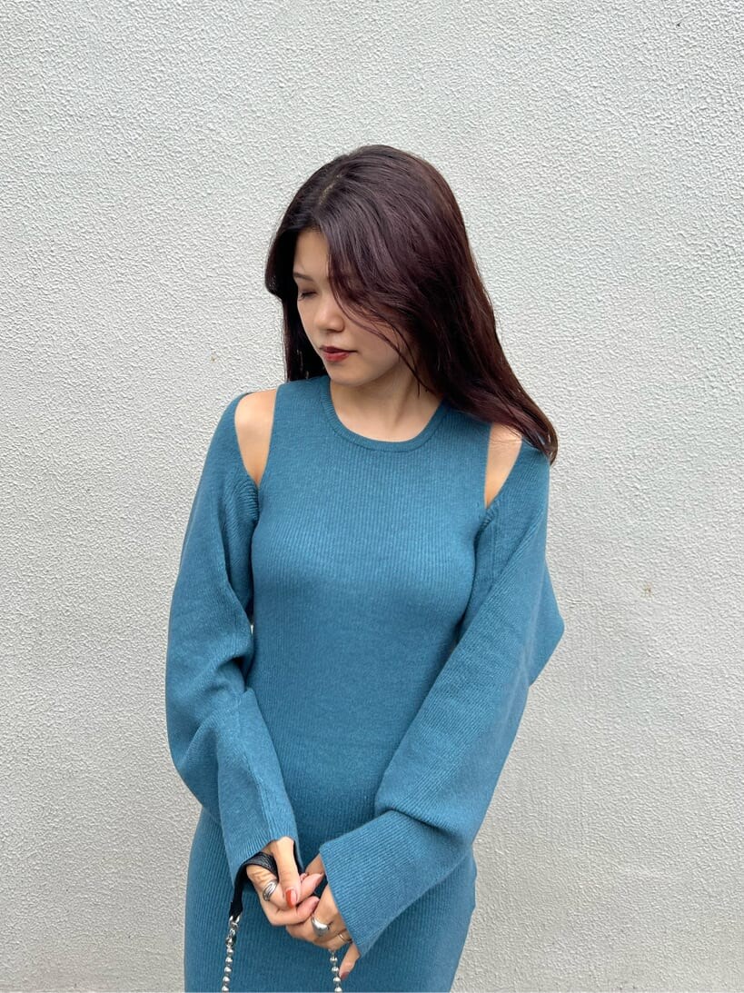 ブラック系のブーツ、ブラック系のショルダーバッグ、ブルー系のワンピースを着用したレディースの夏コーディネートの7枚目の写真