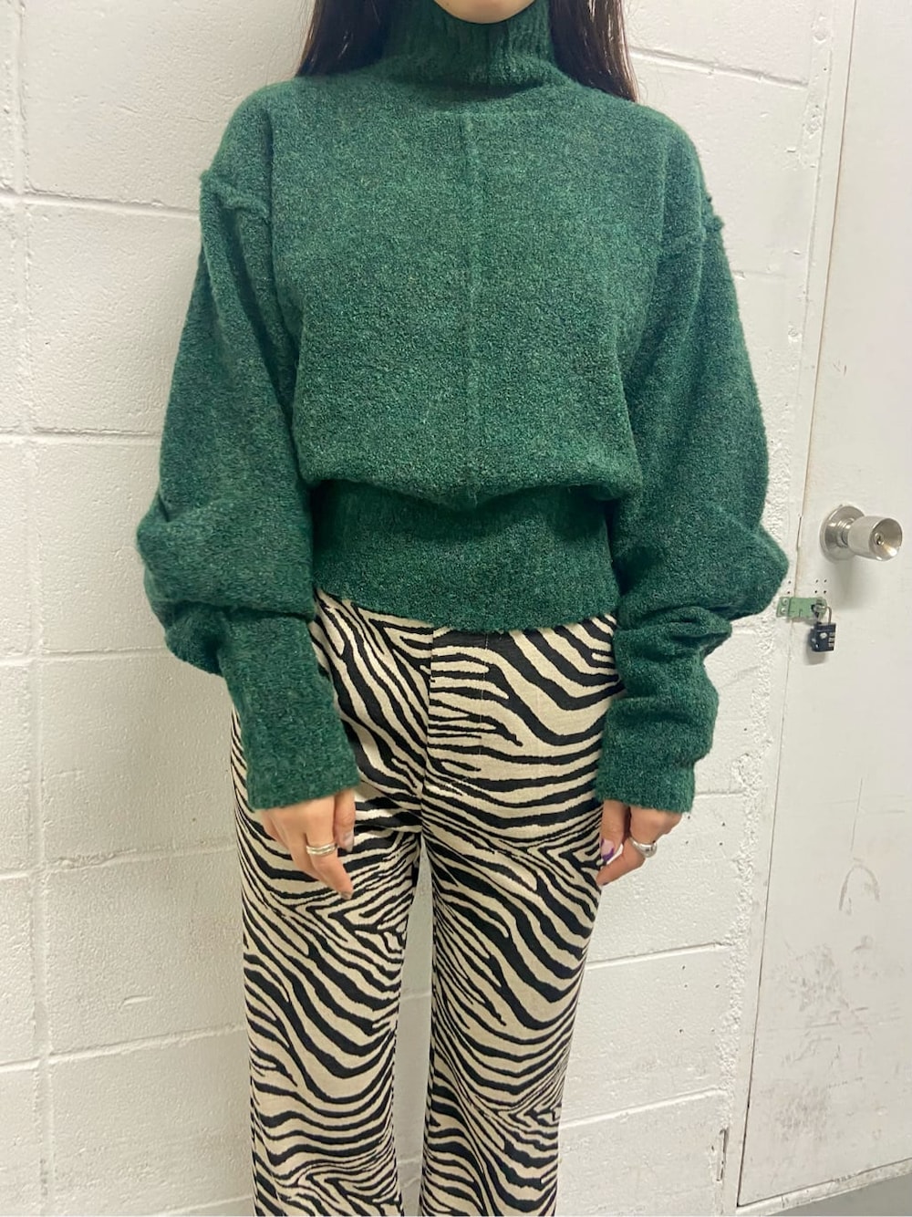 ホワイト系のブーツ、その他のその他パンツ、グリーン系のニット/セーターを着用したレディースの冬コーディネートの4枚目の写真