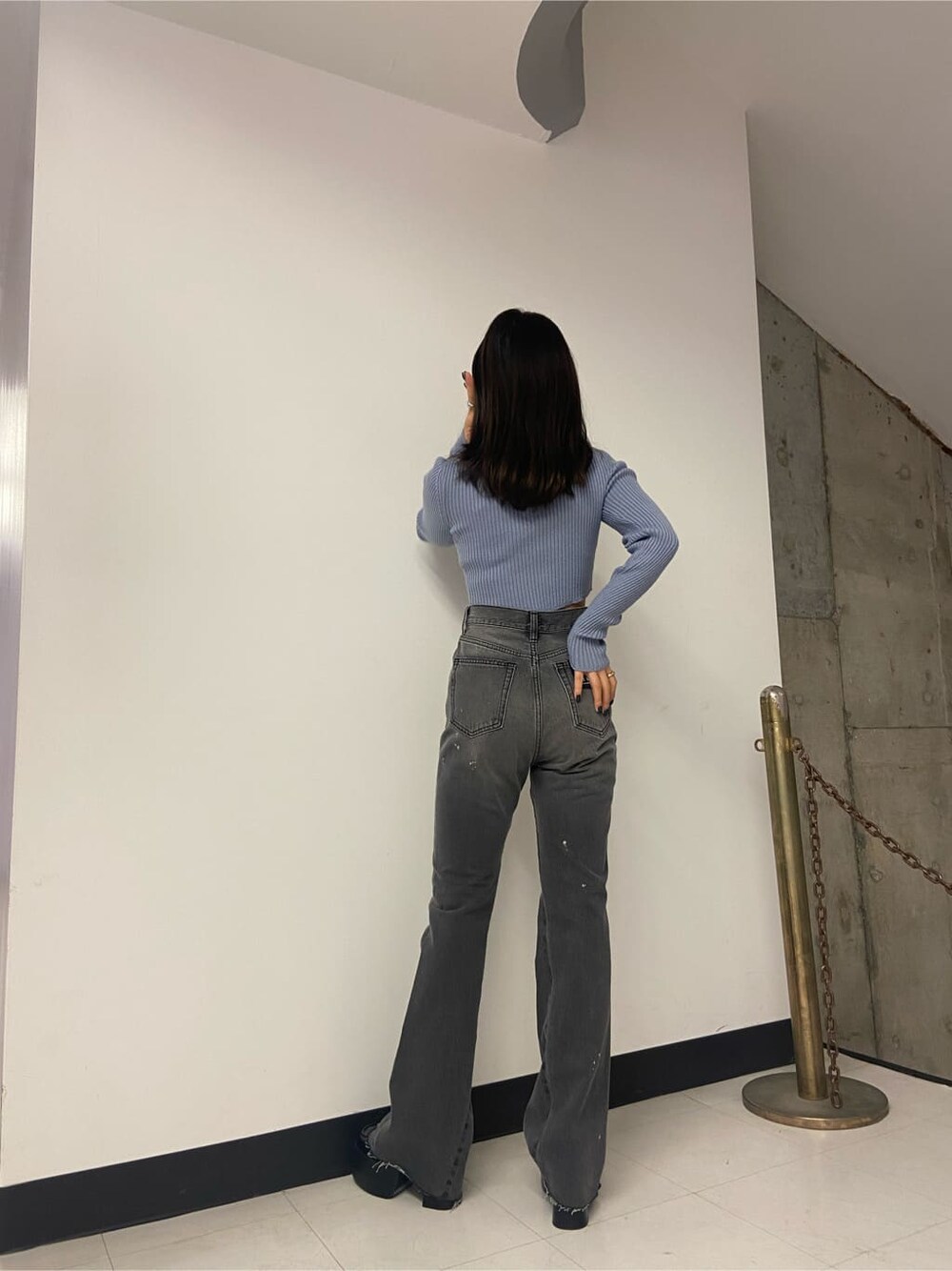 ブルー系のニット/セーター、ブラック系のローファー、グレー系のデニムパンツを着用したレディースの冬コーディネートの4枚目の写真