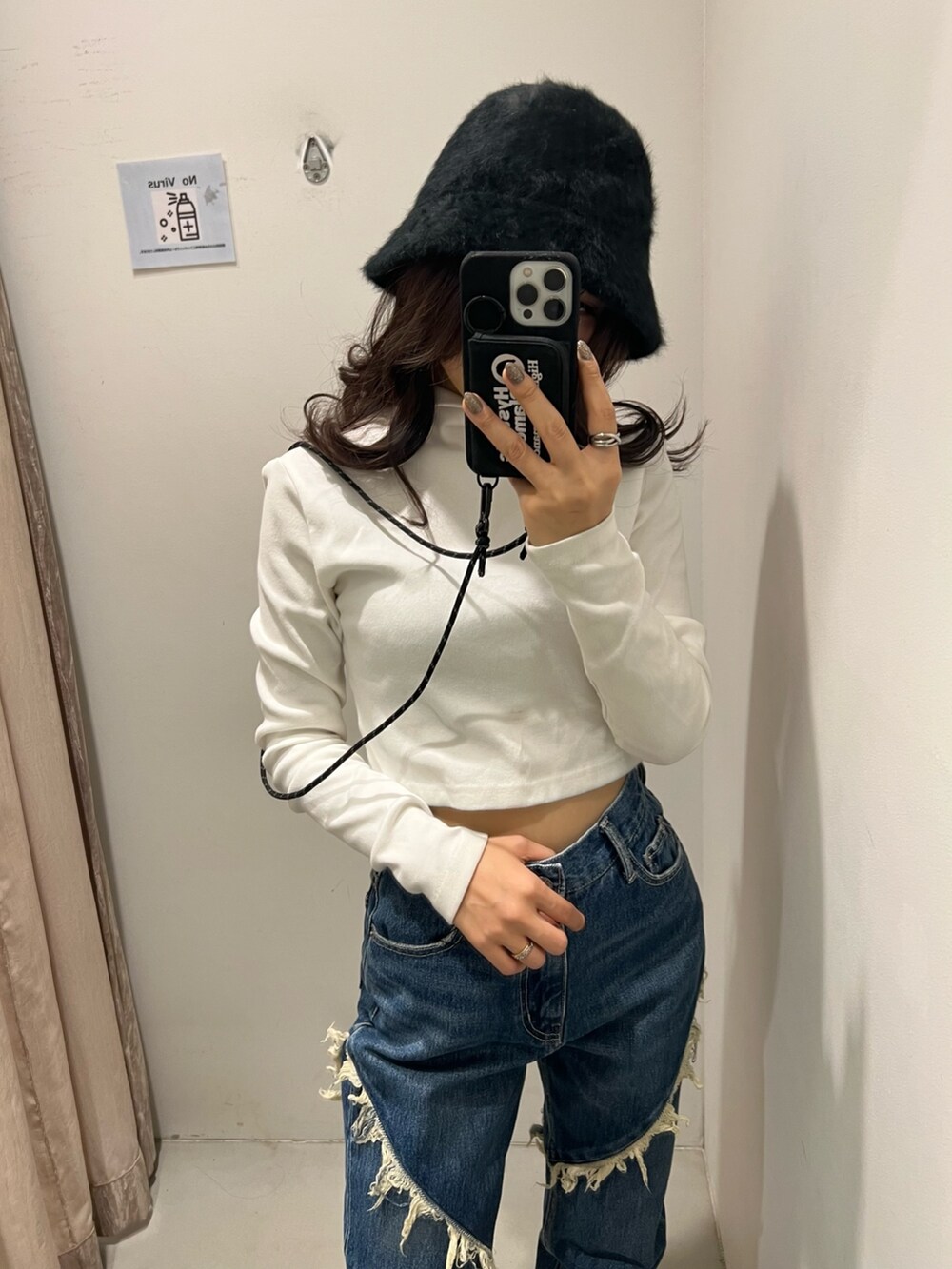 ブルー系のデニムパンツ、ホワイト系のショルダーバッグ、ホワイト系のTシャツ/カットソーを着用したレディースの秋コーディネートの3枚目の写真