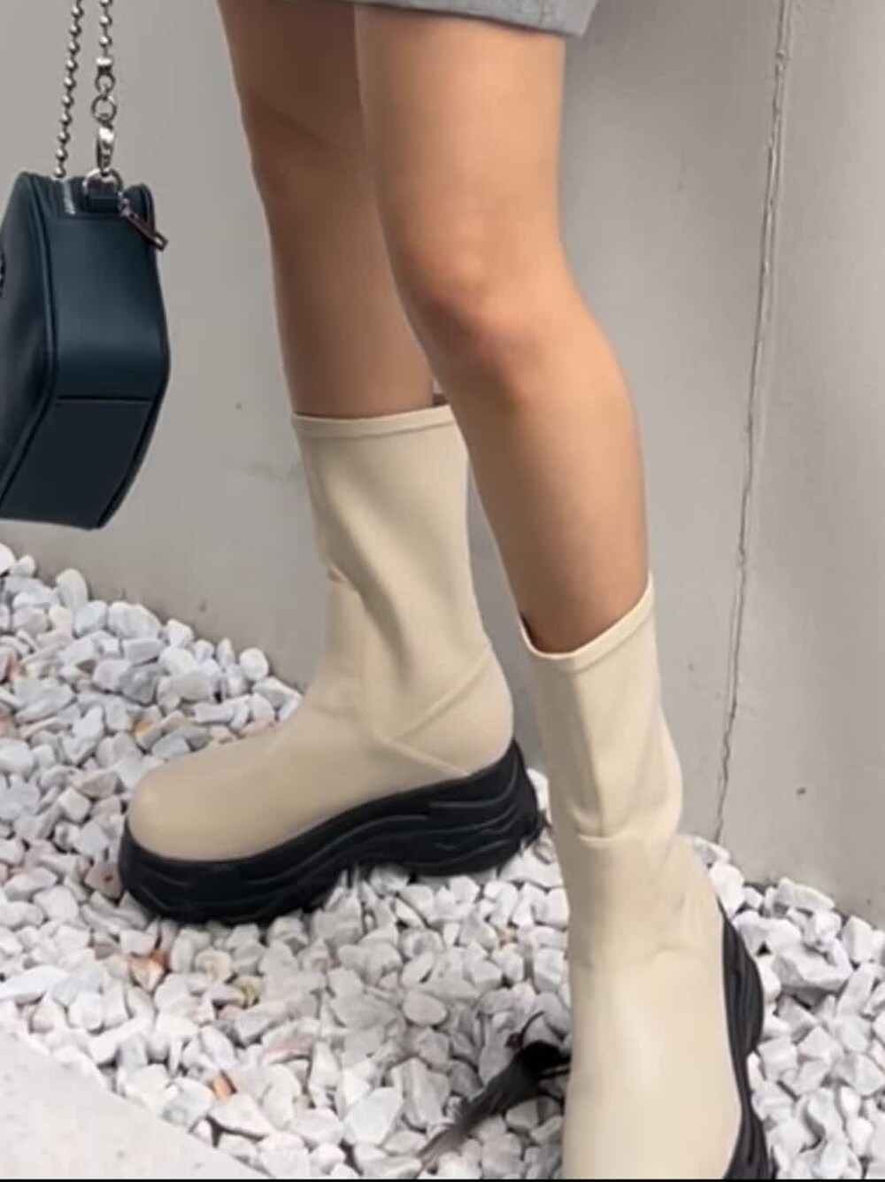 グリーン系のショルダーバッグ、グレー系のスウェット、ホワイト系のブーツを着用したレディースの秋コーディネートの7枚目の写真