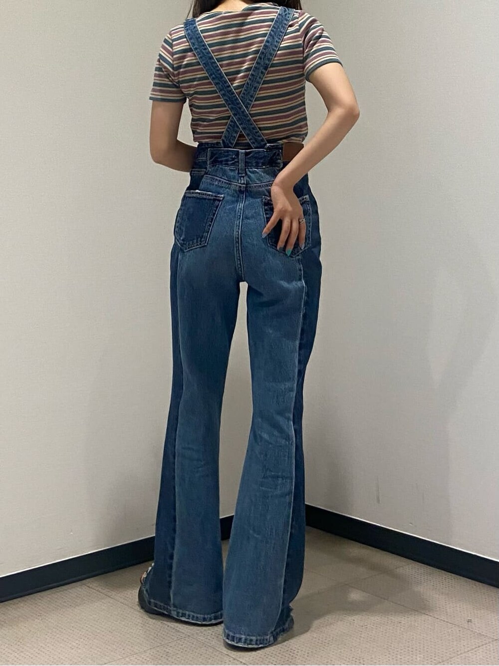 ブルー系のサロペット/オーバーオール、ブラック系のサンダル、グリーン系のTシャツ/カットソーを着用したレディースの夏コーディネートの4枚目の写真