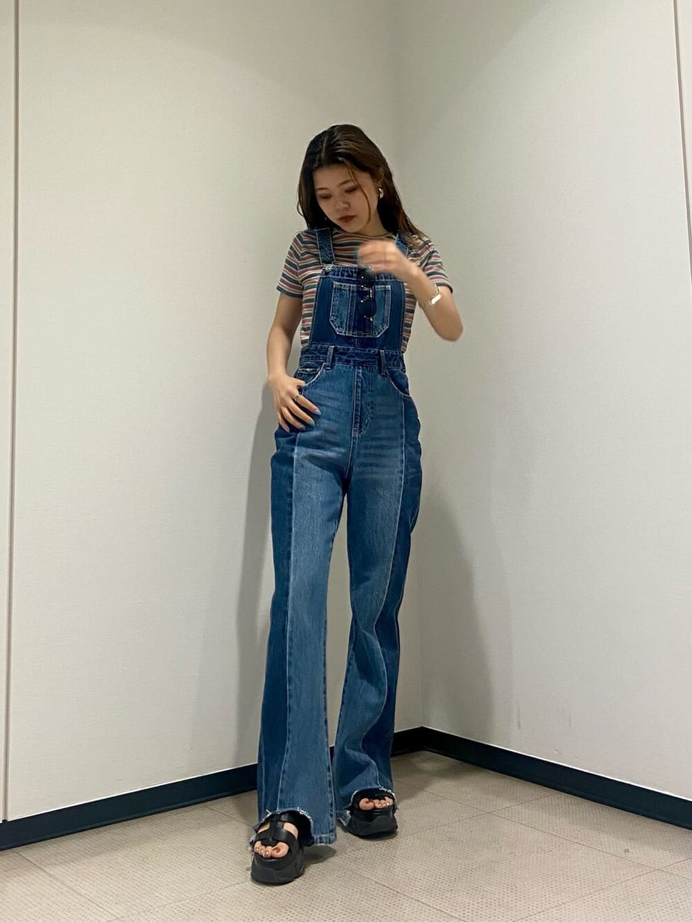 ブルー系のサロペット/オーバーオール、ブラック系のサンダル、グリーン系のTシャツ/カットソーを着用したレディースの夏コーディネートの5枚目の写真