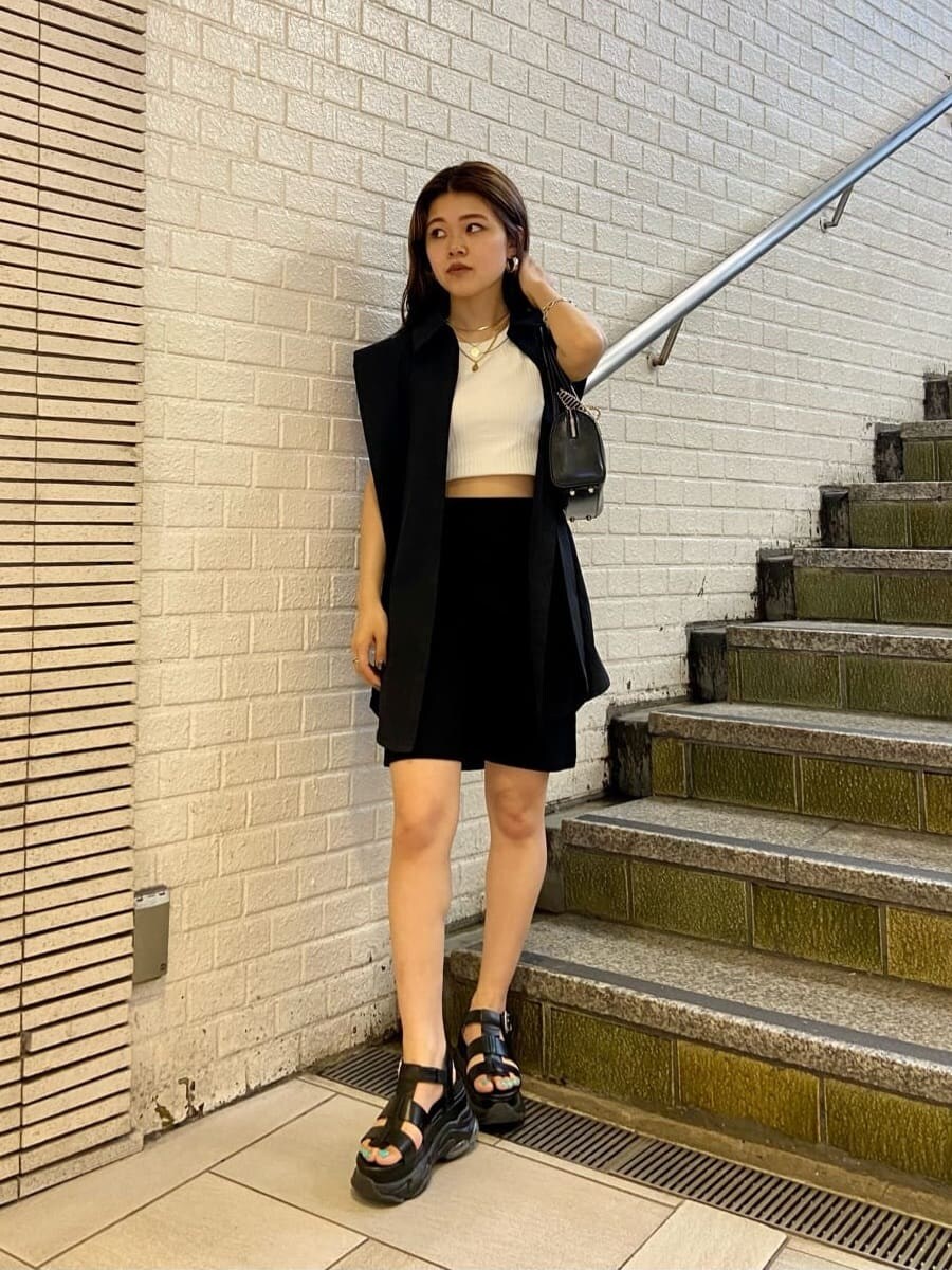 ブラック系のシャツ/ブラウス、ブラック系のサンダル、ホワイト系のタンクトップを着用したレディースの夏コーディネートの2枚目の写真