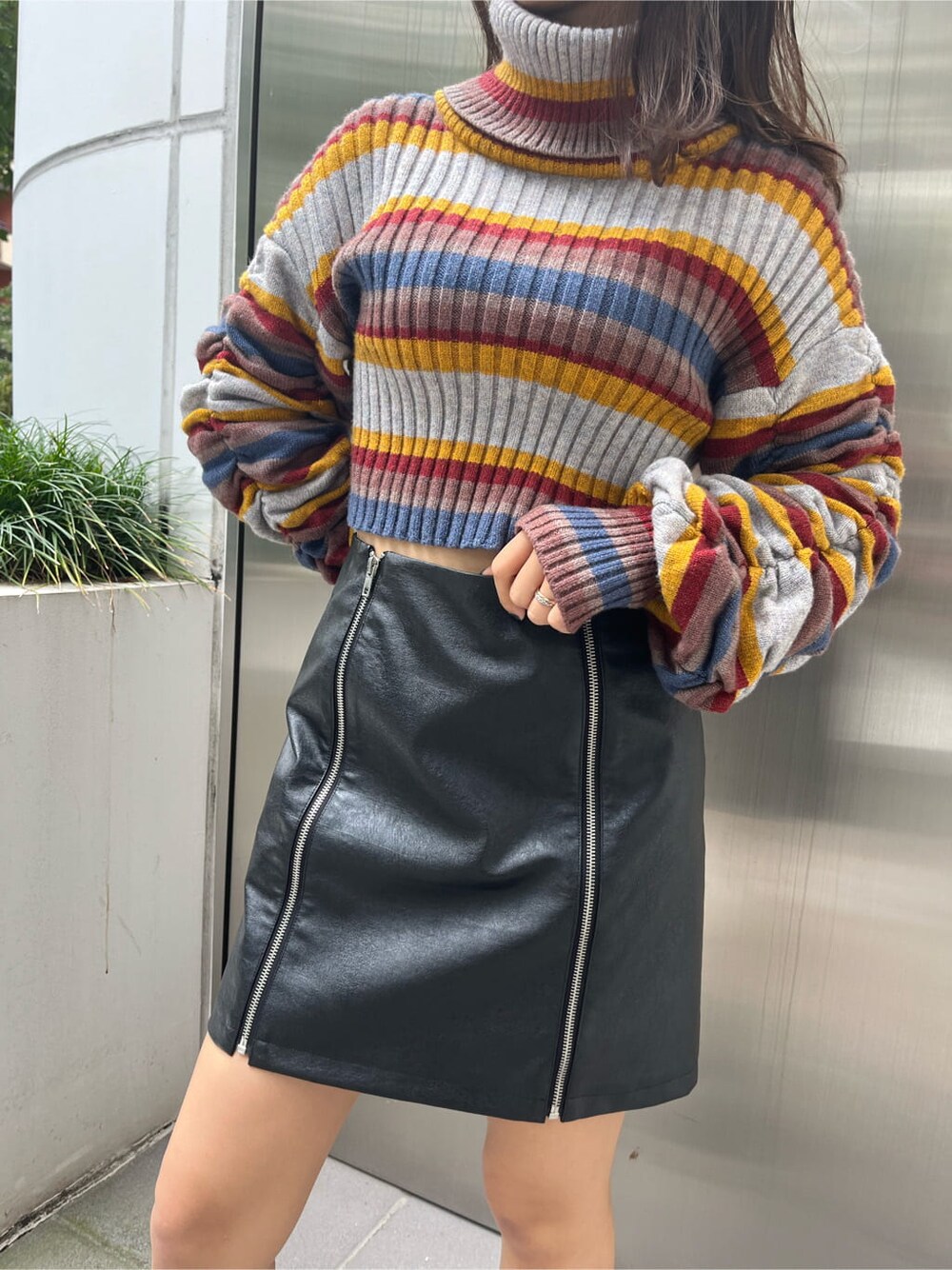 その他のニット/セーター、ブラック系のスカート、ブラック系のブーツを着用したレディースの秋コーディネートの2枚目の写真