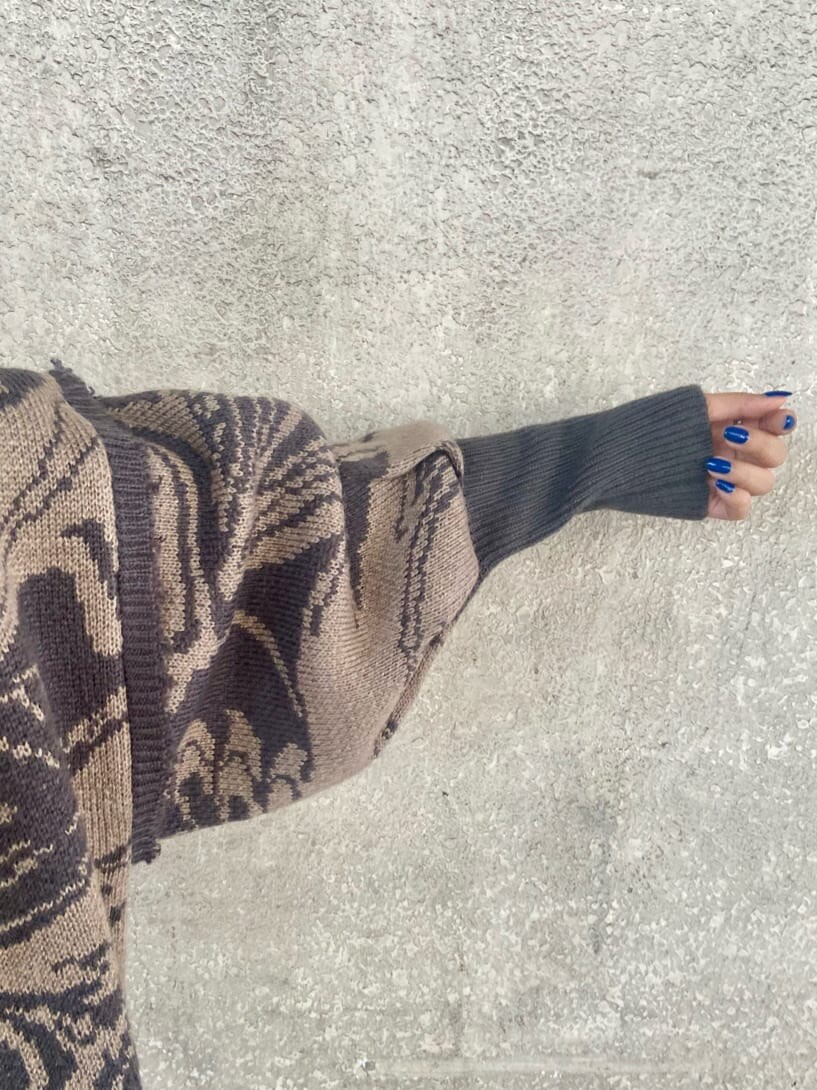 ブラック系のスカート、ブラック系のハンドバッグ、その他のニット/セーターを着用したレディースの秋コーディネートの4枚目の写真