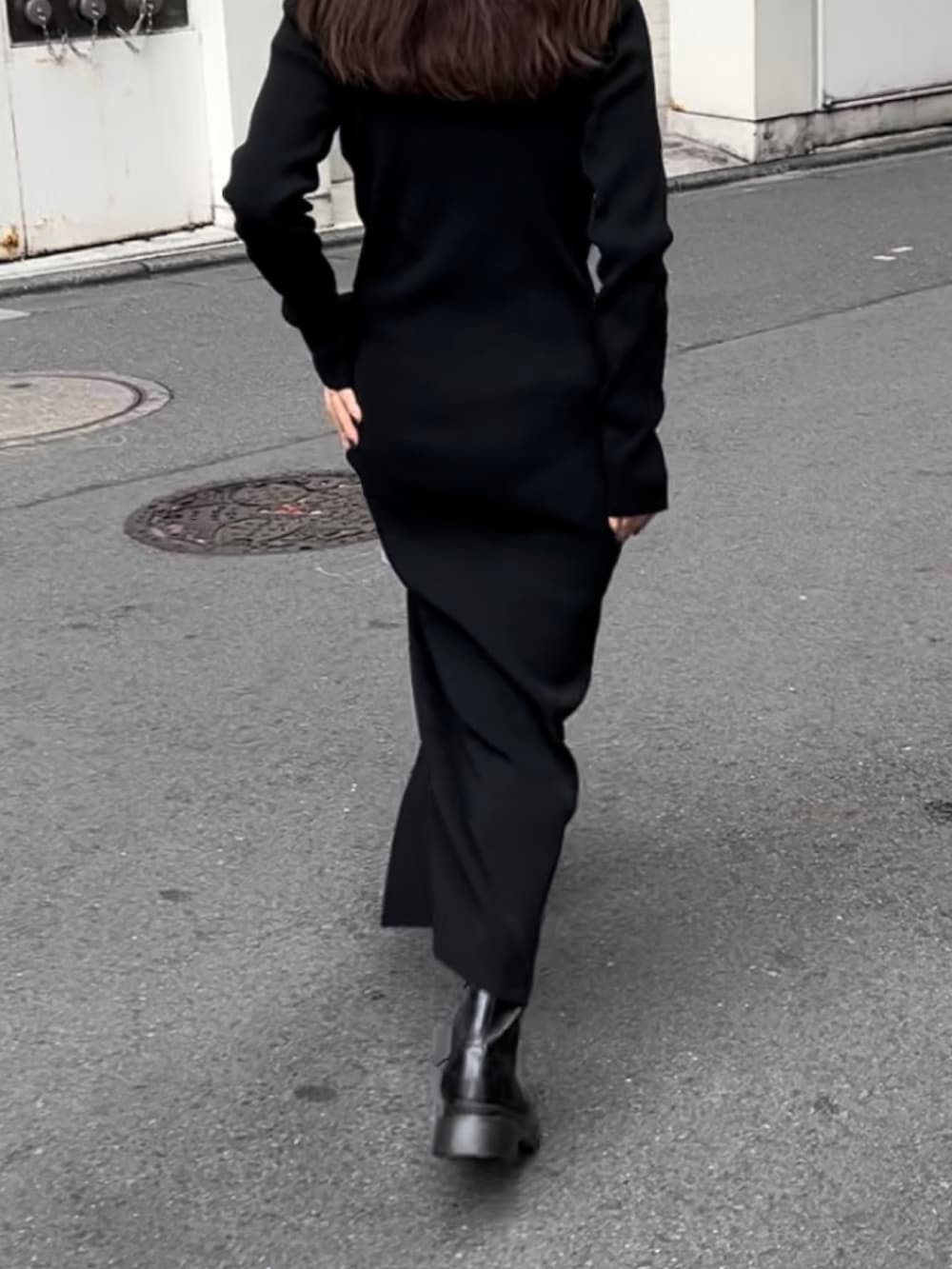 ブラック系のワンピース、ブラック系のショルダーバッグ、ブラック系のブーツを着用したレディースの秋コーディネートの6枚目の写真