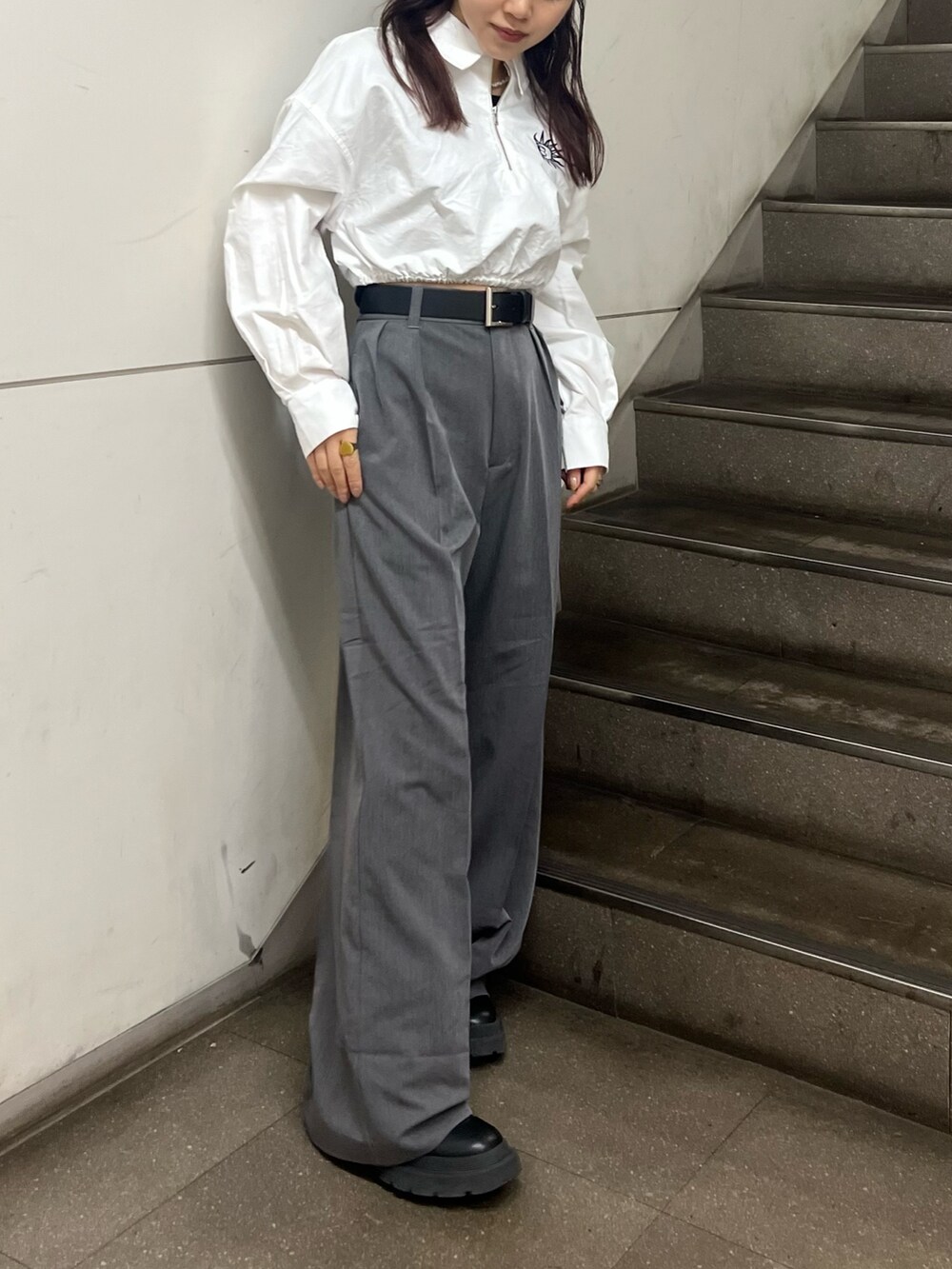 グレー系のその他パンツ、ブラック系のブーツ、ホワイト系のシャツ/ブラウスを着用したレディースの春コーディネートの2枚目の写真