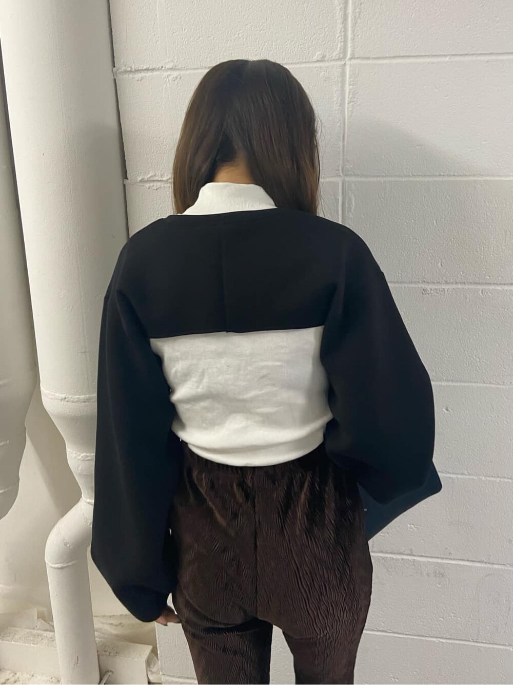 ブラック系のハンドバッグ、ブラック系のTシャツ/カットソー、ホワイト系のTシャツ/カットソーを着用したレディースの夏コーディネートの5枚目の写真