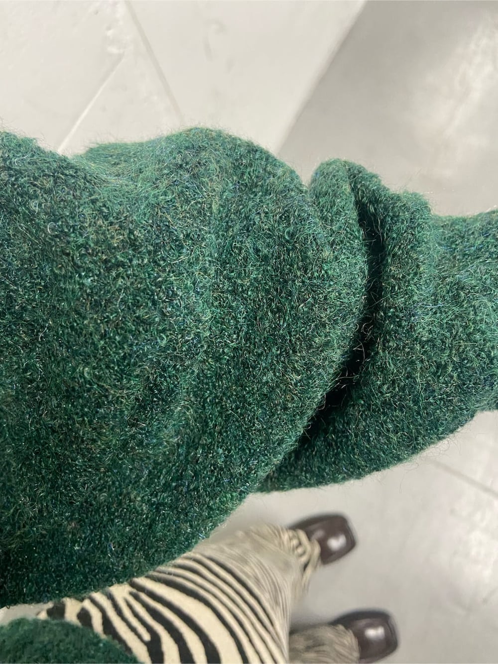 ホワイト系のブーツ、その他のその他パンツ、グリーン系のニット/セーターを着用したレディースの冬コーディネートの5枚目の写真