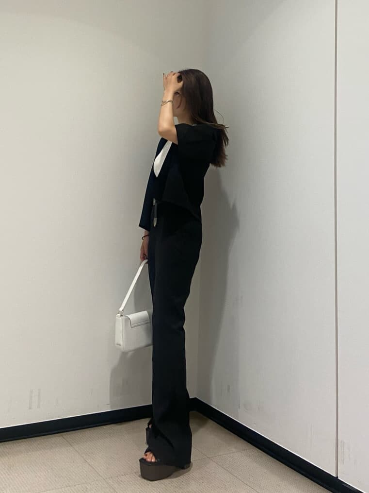 ブラック系のその他パンツ、ブラック系のシャツ/ブラウス、ホワイト系のタンクトップを着用したレディースの夏コーディネートの2枚目の写真