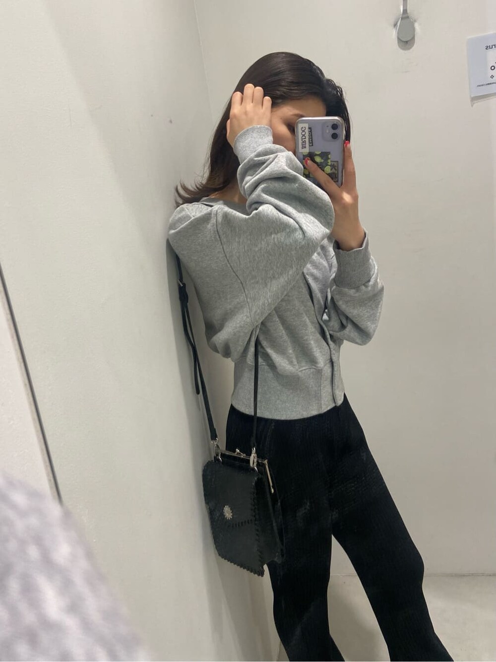 ブラック系のブーツ、ブラック系のショルダーバッグ、ブラック系のその他パンツを着用したレディースの春コーディネートの4枚目の写真