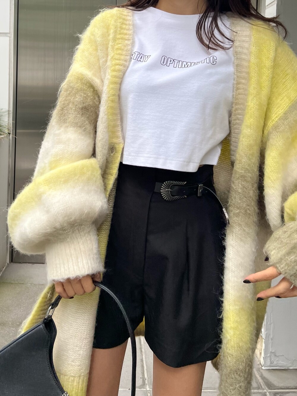 ブラック系のその他パンツ、ブラック系のハンドバッグ、ブラック系のTシャツ/カットソーを着用したレディースの秋コーディネートの6枚目の写真