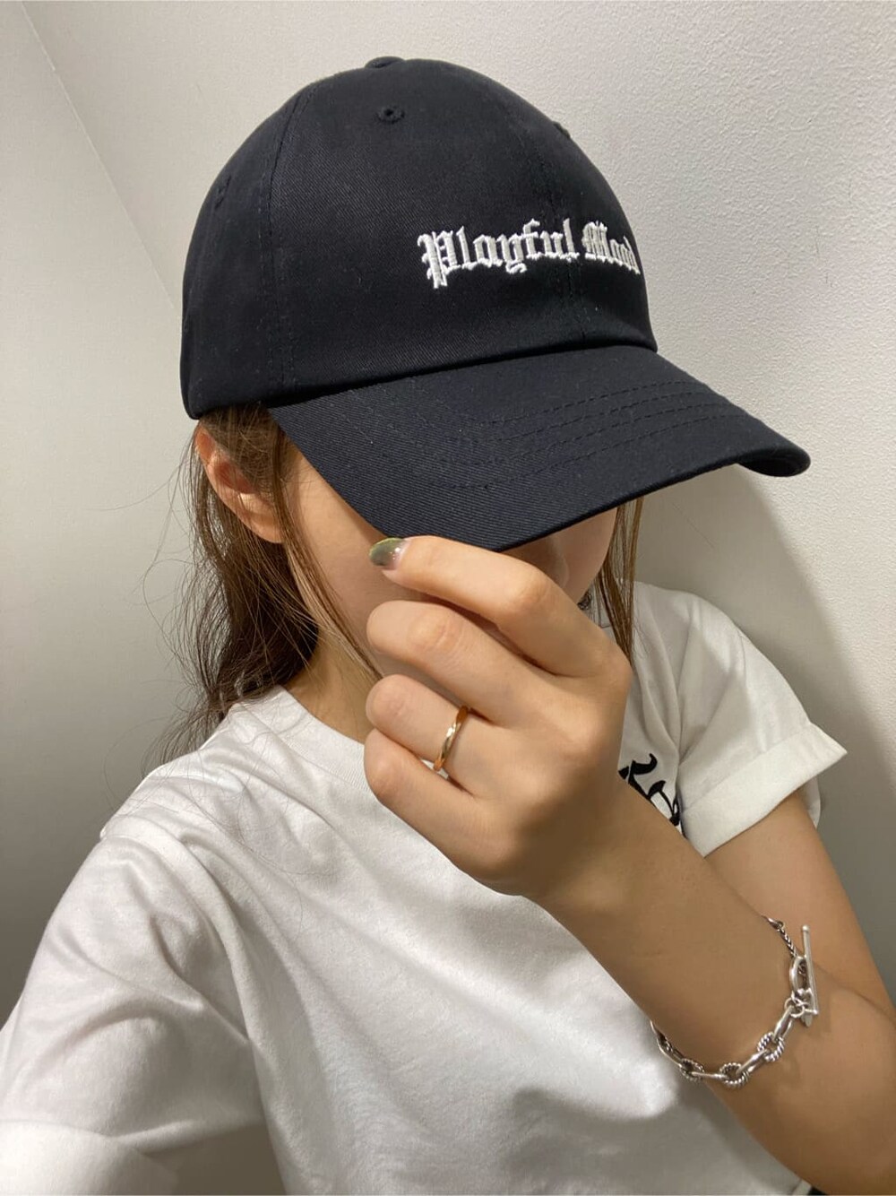 ブルー系のデニムスカート、ホワイト系のTシャツ/カットソー、ホワイト系のサンダルを着用したレディースの夏コーディネートの5枚目の写真