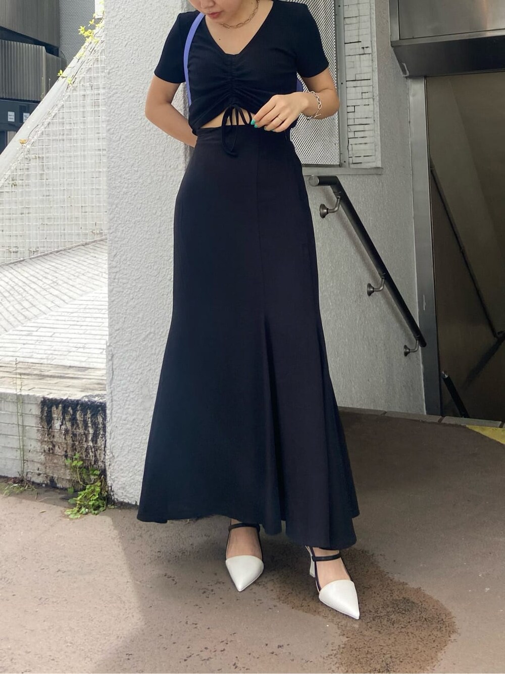 ホワイト系のサンダル、パープル系のショルダーバッグ、ブラック系のTシャツ/カットソーを着用したレディースの春コーディネートの2枚目の写真