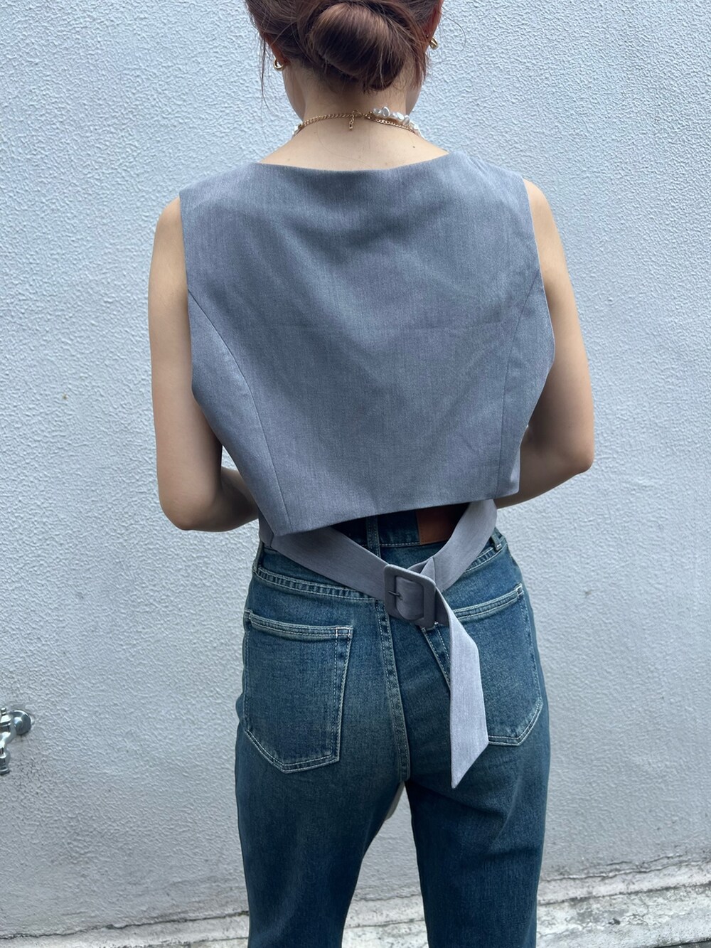 ブルー系のデニムパンツ、グレー系のシャツ/ブラウス、ブラック系のショルダーバッグを着用したレディースの夏コーディネートの8枚目の写真