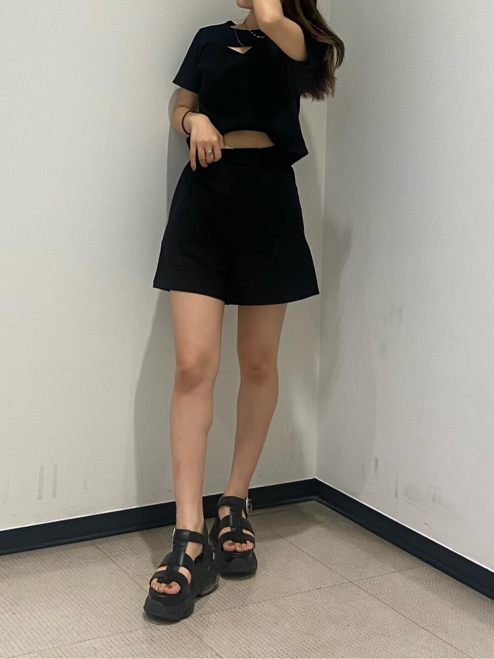 ブラック系のサンダル、ブラック系のその他パンツ、ブラック系のTシャツ/カットソーを着用したレディースの夏コーディネートの2枚目の写真