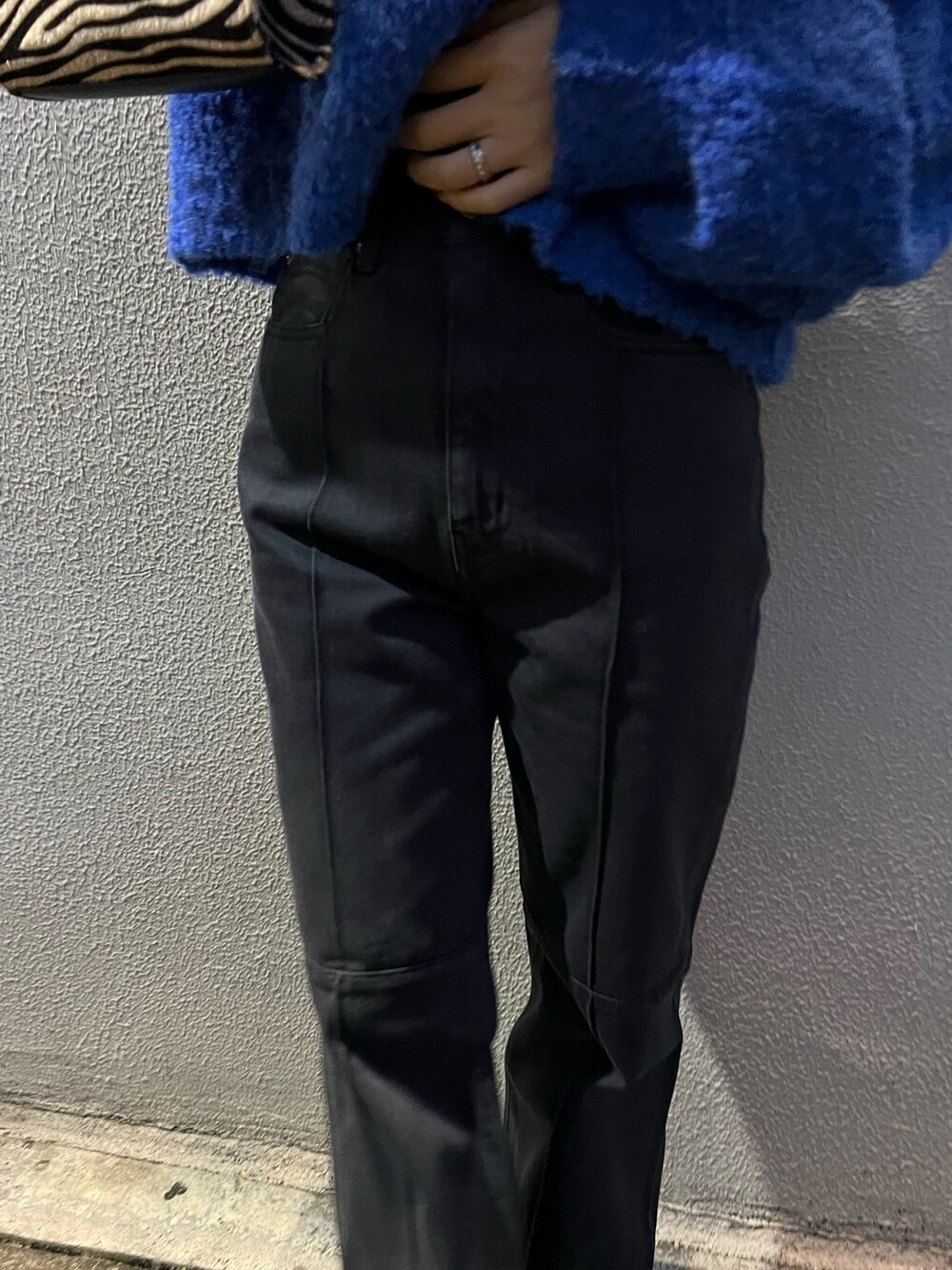 ブルー系のニット/セーター、その他のショルダーバッグ、ブラック系のデニムパンツを着用したレディースの冬コーディネートの7枚目の写真