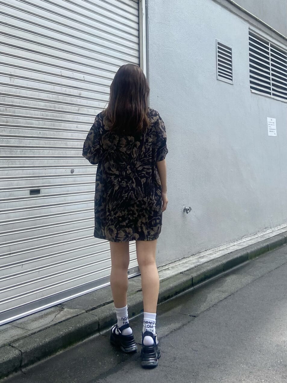 ブラック系のキャミソール、ブラック系のサンダル、ブラック系のシャツ/ブラウスを着用したレディースの夏コーディネートの3枚目の写真