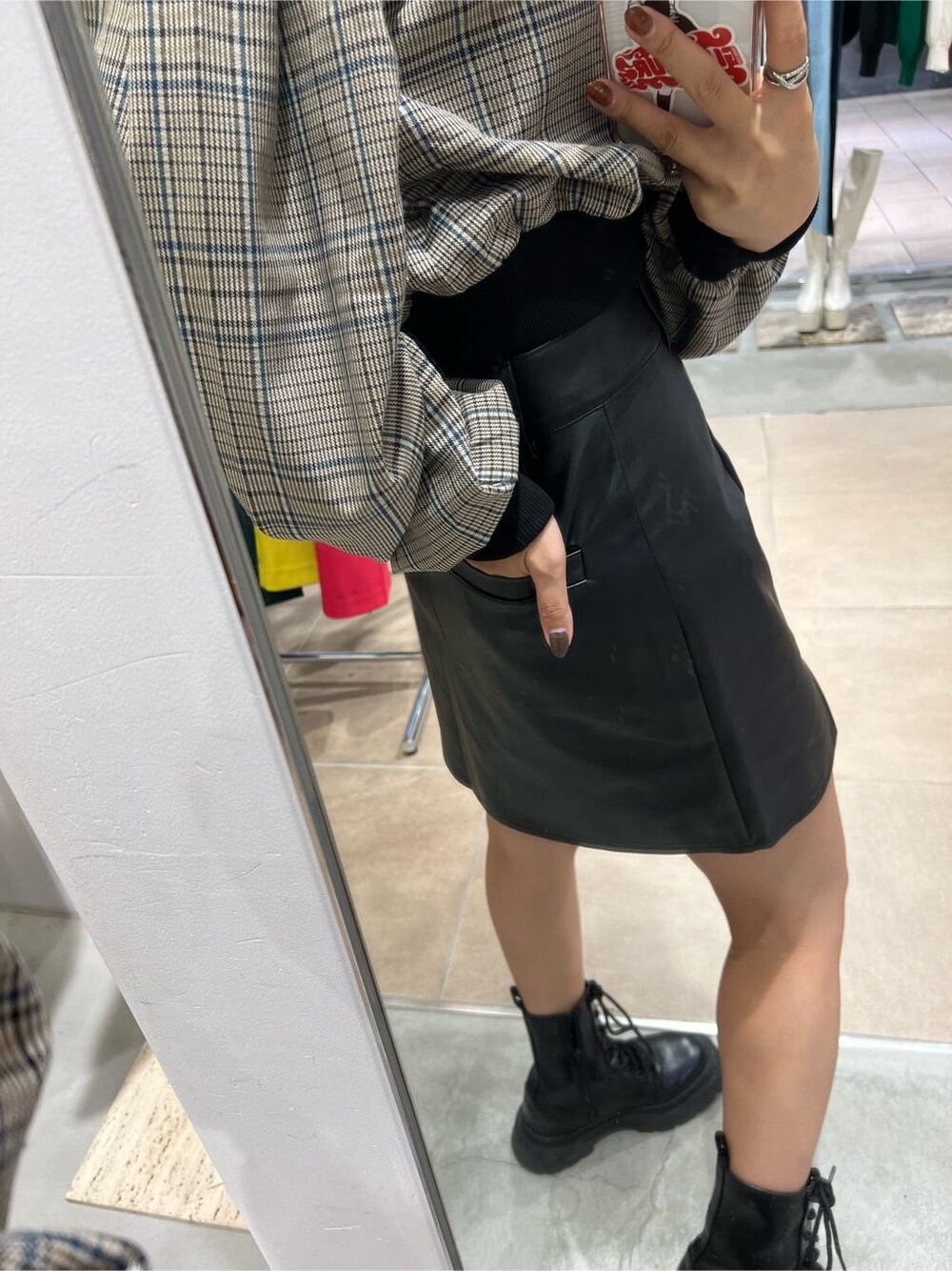 ブラック系のブーツ、ブラック系のシャツ/ブラウス、ブラック系のスカートを着用したレディースの秋コーディネートの2枚目の写真