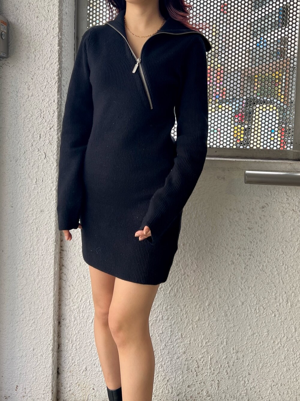 ブラック系のブーツ、ブラック系のムートンコート、ブラック系のワンピースを着用したレディースの秋コーディネートの7枚目の写真