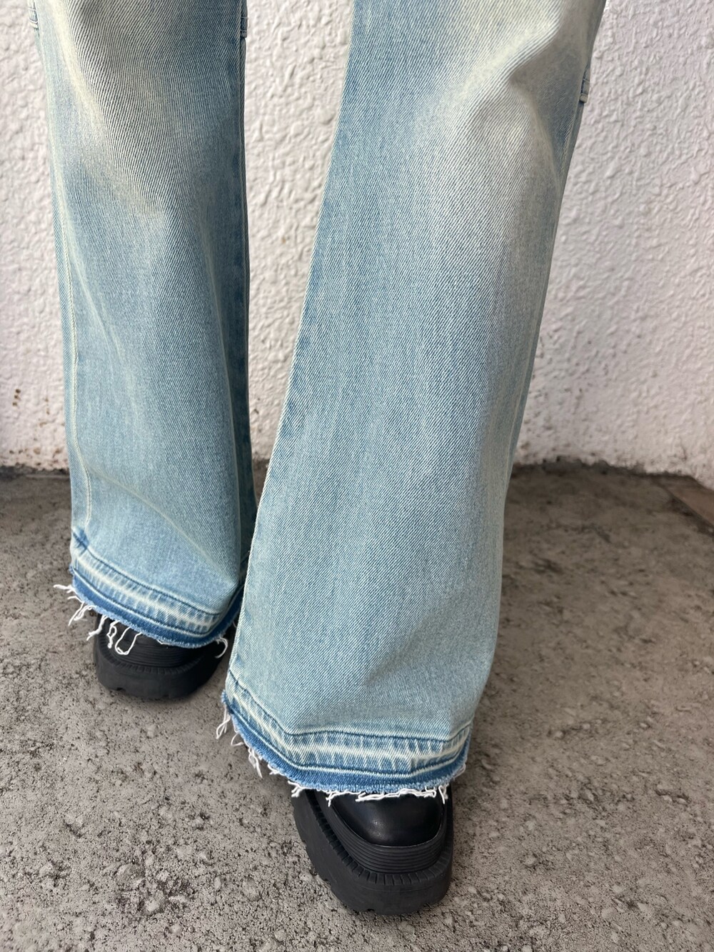 ブルー系のデニムパンツ、ブルー系のショルダーバッグ、ブラック系のTシャツ/カットソーを着用したレディースの冬コーディネートの9枚目の写真