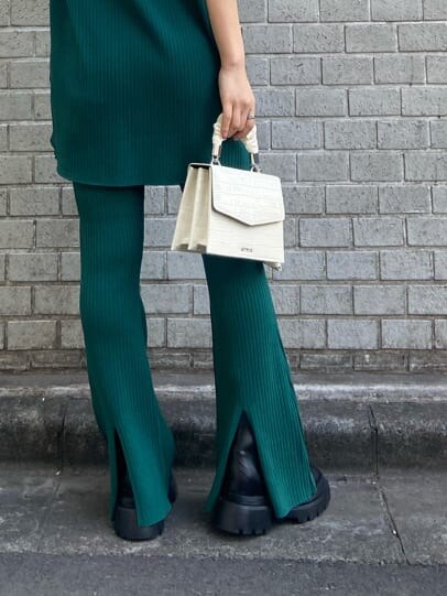 ブラック系のブーツ、グリーン系のその他パンツ、グリーン系のニット/セーターを着用したレディースの春コーディネートの6枚目の写真
