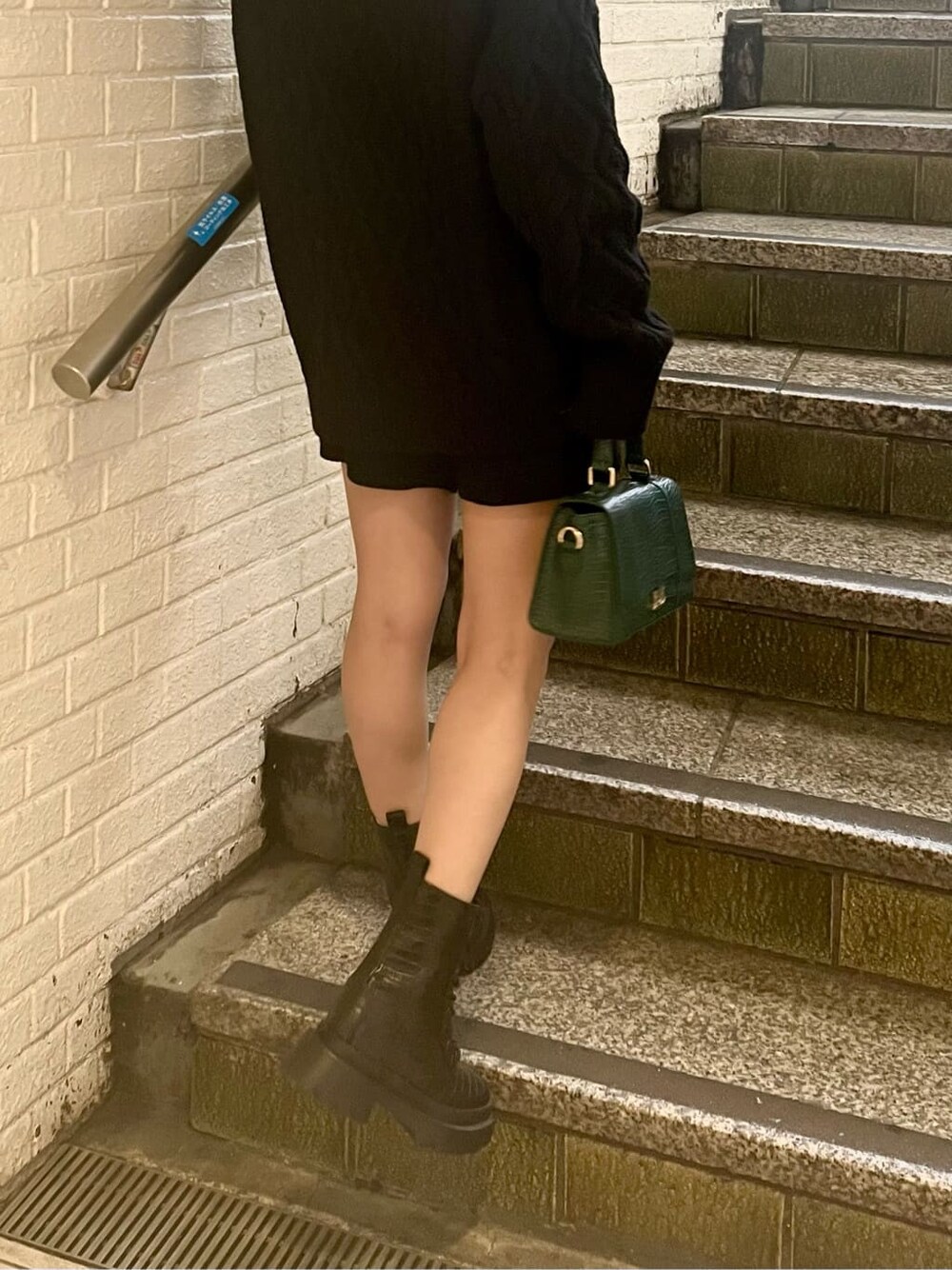 ブラック系のその他パンツ、ブラック系のニット/セーター、その他のブーツを着用したレディースの秋コーディネートの5枚目の写真