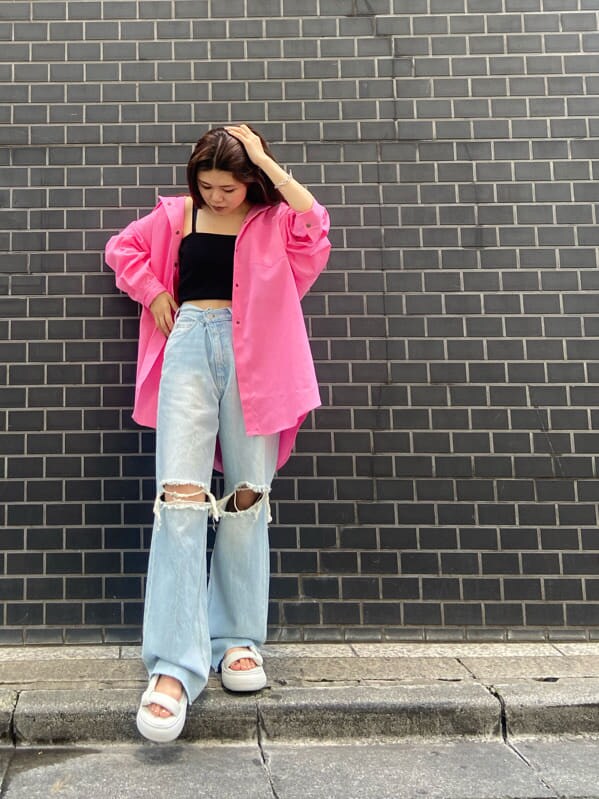 ブラック系のキャミソール、ピンク系のシャツ/ブラウス、ブルー系のデニムパンツを着用したレディースの夏コーディネートの9枚目の写真