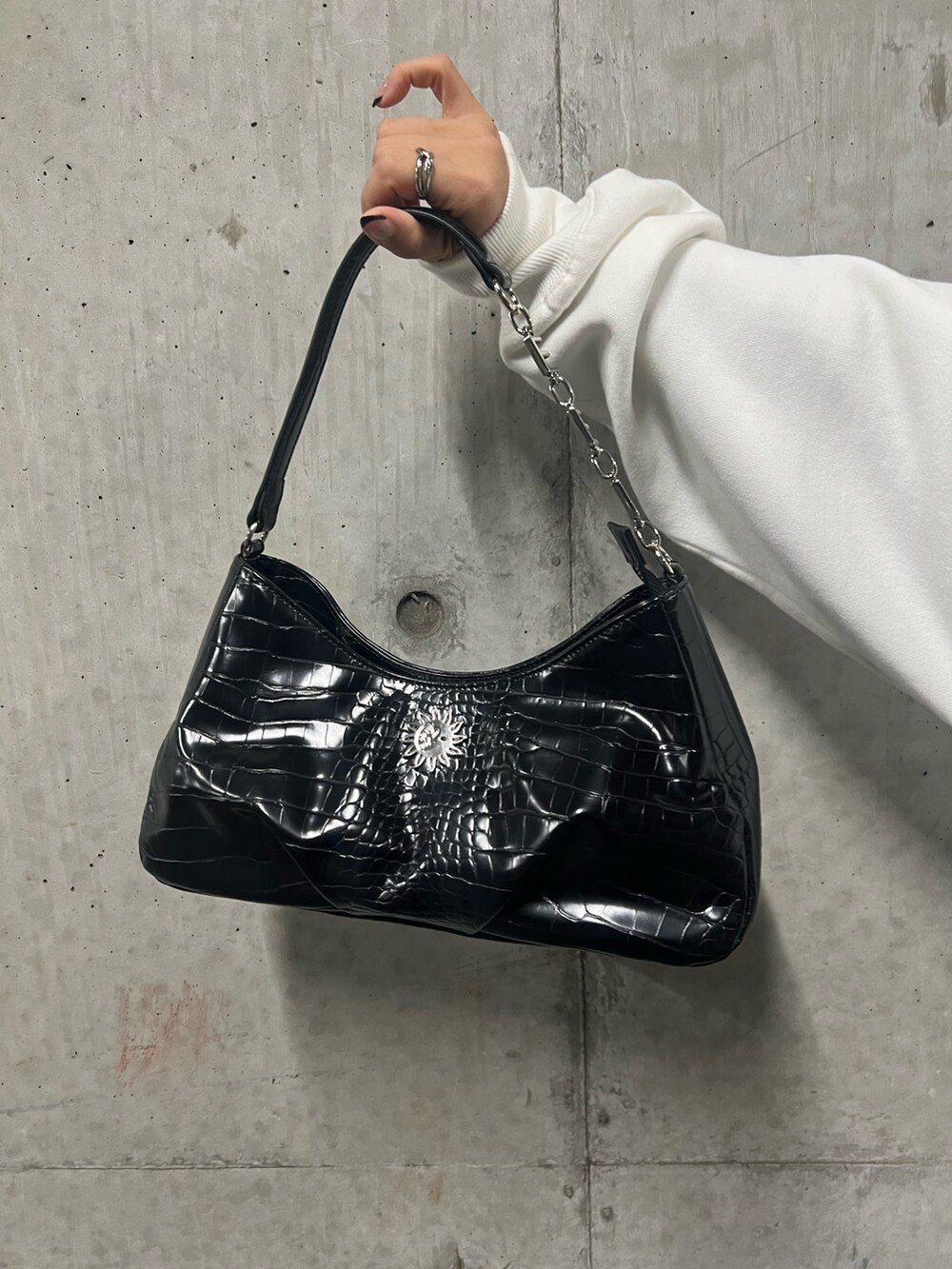 ブルー系のデニムパンツ、ブラック系のブーツ、ブラック系のハンドバッグを着用したレディースの冬コーディネートの7枚目の写真