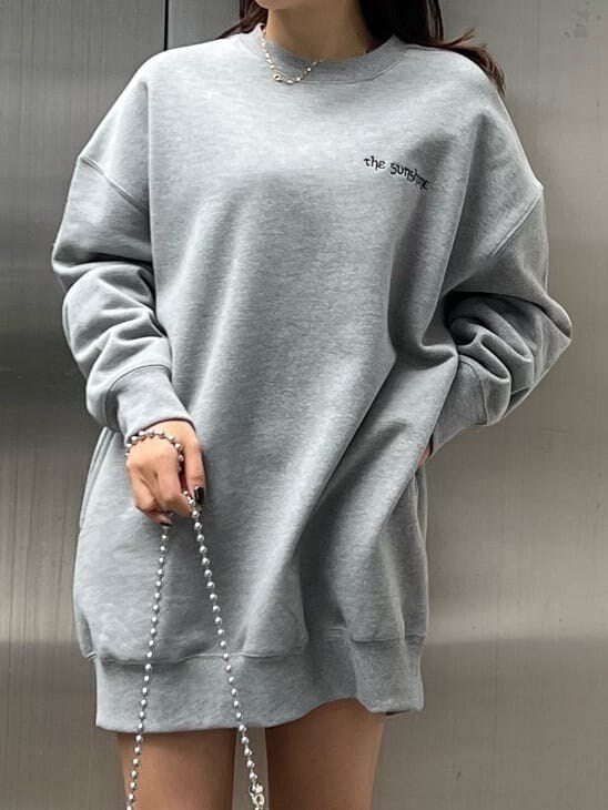 グリーン系のショルダーバッグ、グレー系のスウェット、ホワイト系のブーツを着用したレディースの秋コーディネートの4枚目の写真