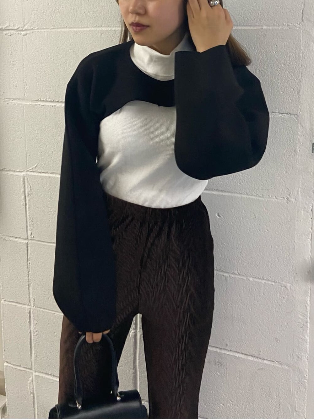 ブラック系のハンドバッグ、ブラック系のTシャツ/カットソー、ホワイト系のTシャツ/カットソーを着用したレディースの夏コーディネートの4枚目の写真