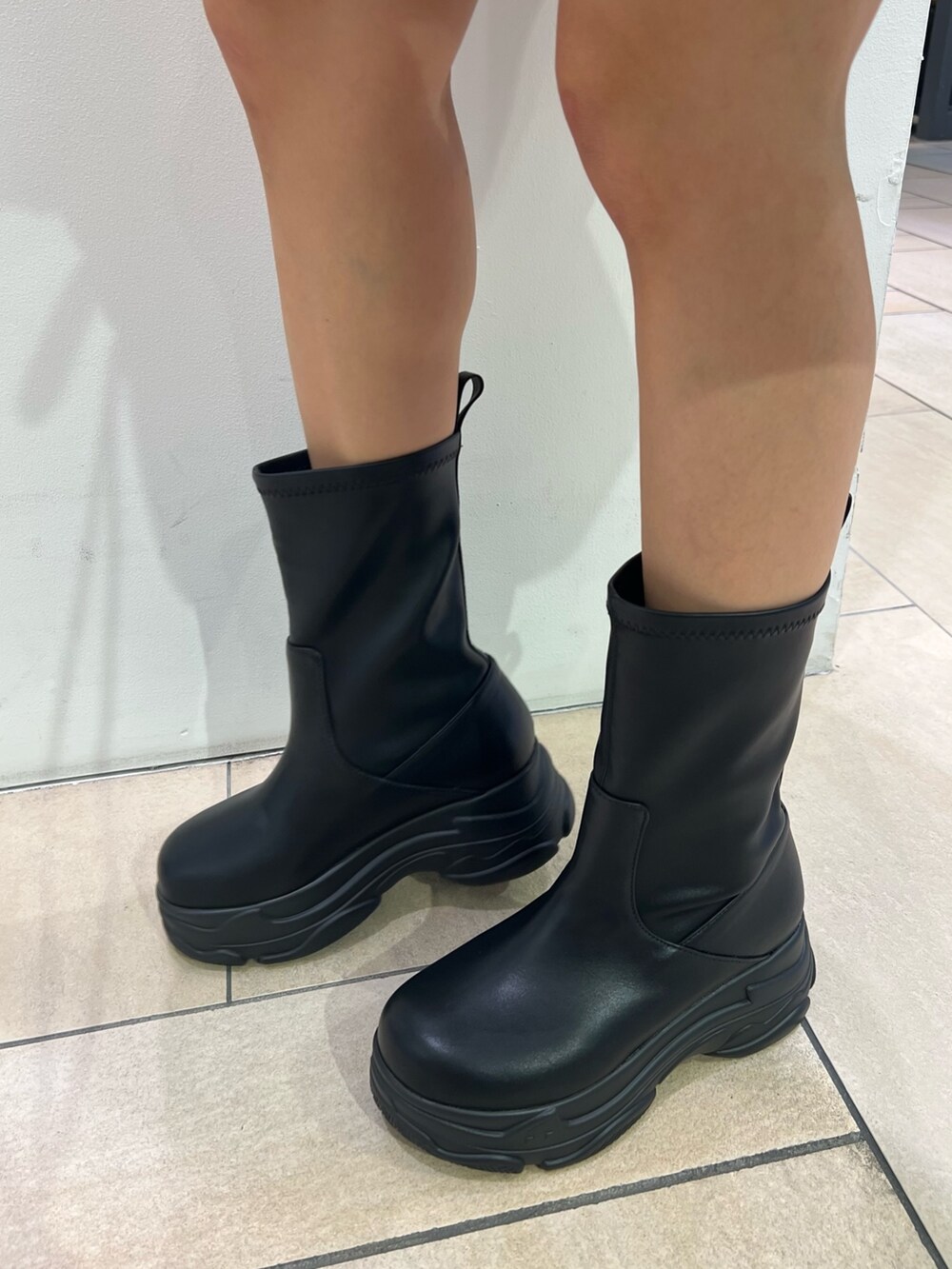 ブルー系のその他パンツ、ホワイト系のTシャツ/カットソー、ホワイト系のダウンジャケット/コートを着用したレディースの秋コーディネートの10枚目の写真